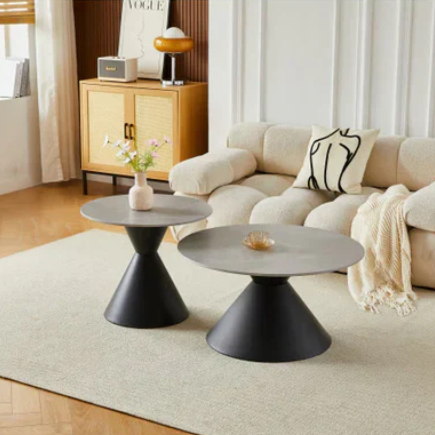 Table basse avec plateau en céramique lisse et résistante, piétement en acier
