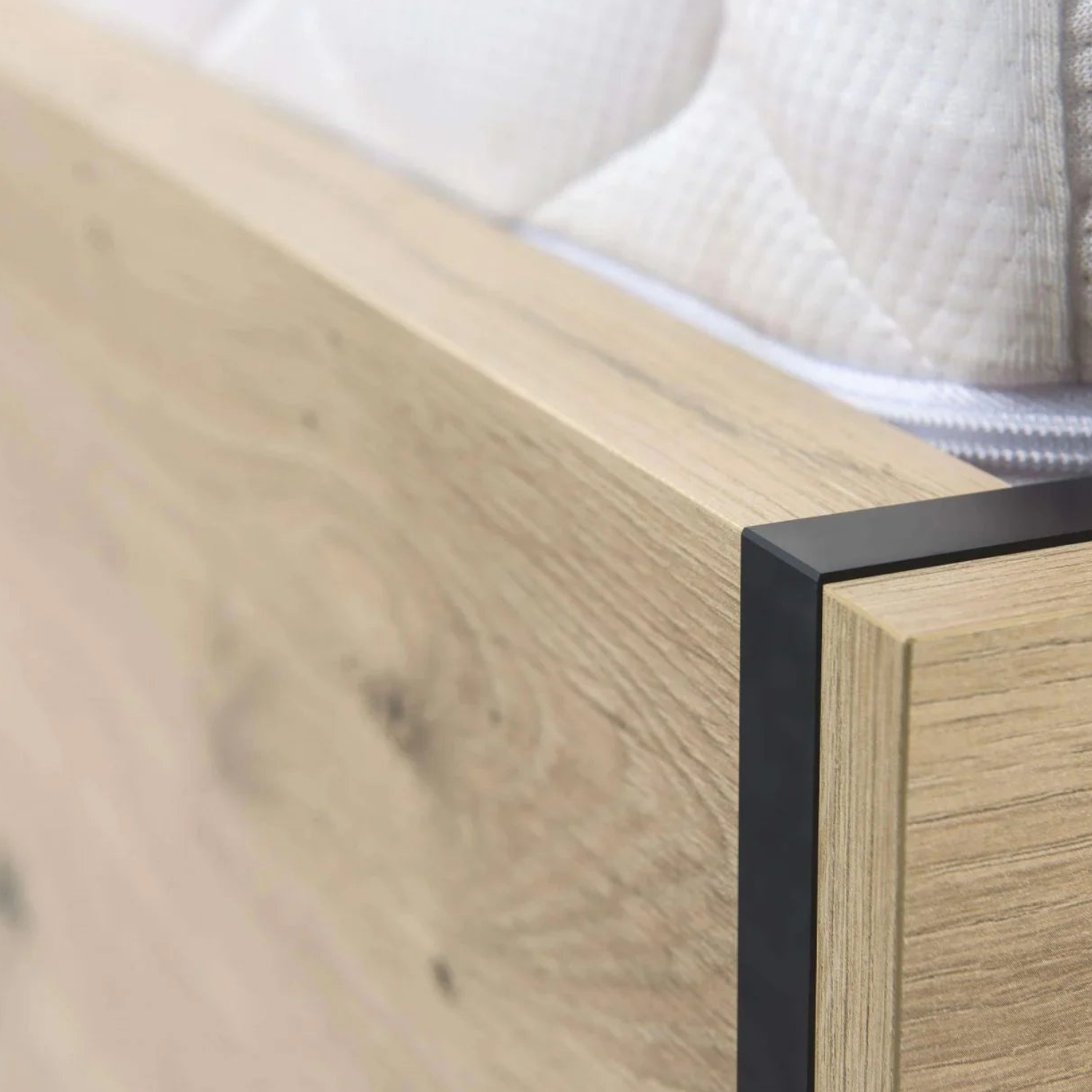 Lit moderne avec tête de lit rembourrée noire et rangement intégré