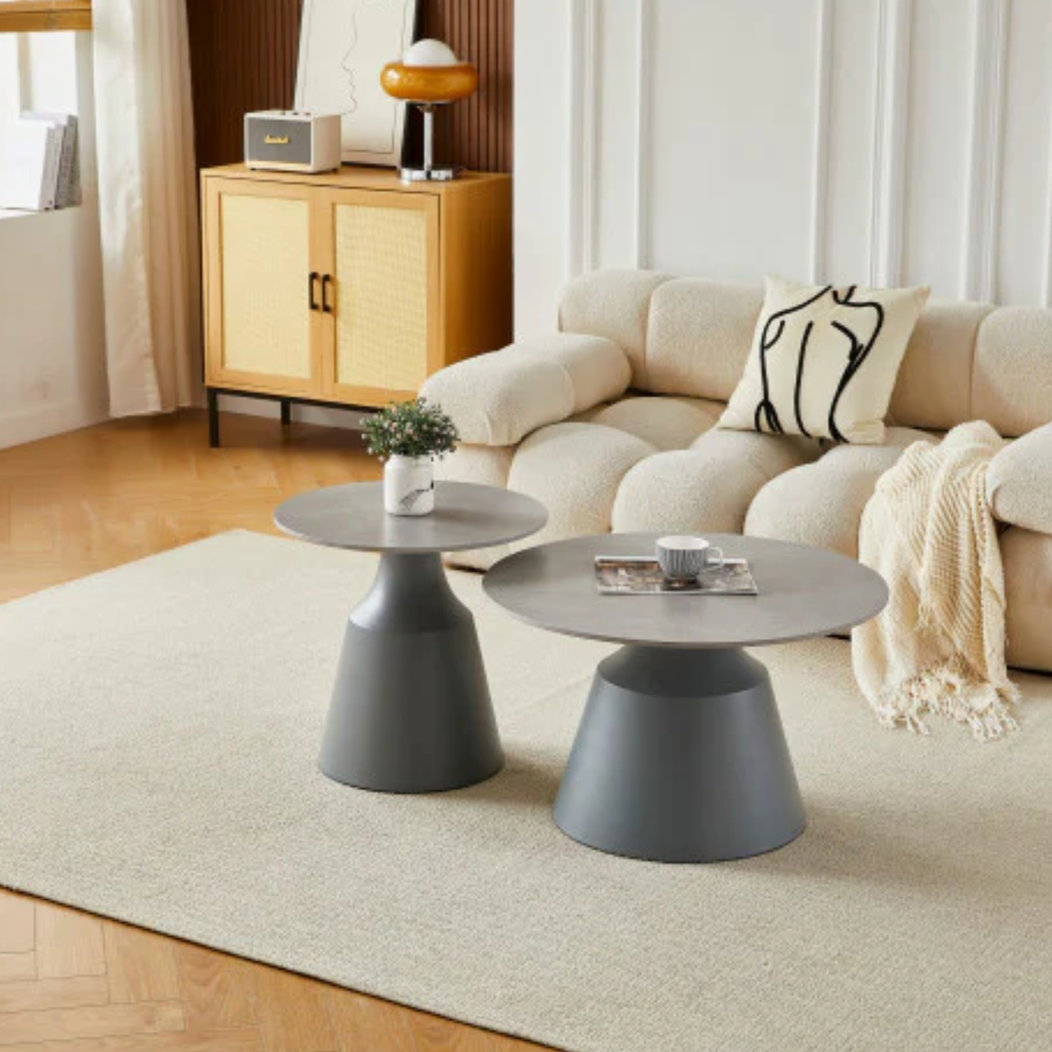 Table basse avec plateau en céramique et piétement en acier