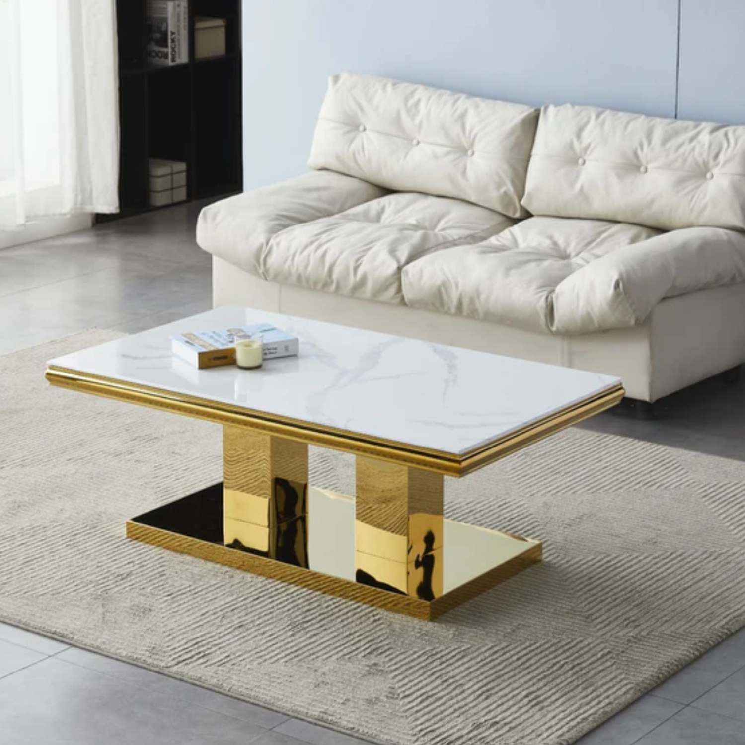 Table basse en marbre et pieds dorés
