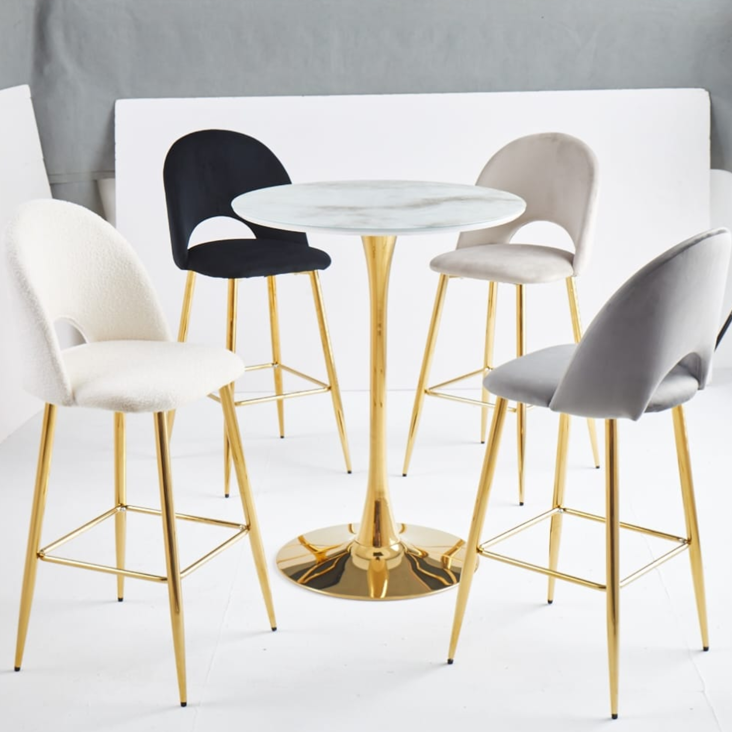 Chaise de bar en velours avec piètement  doré, argenté ou noir –  L45 x P45 x H112 cm