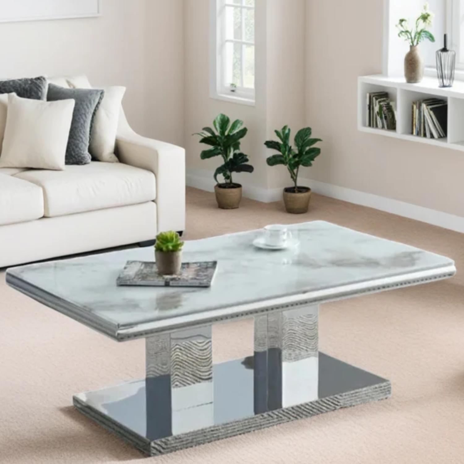 Table basse en marbre et pieds dorés