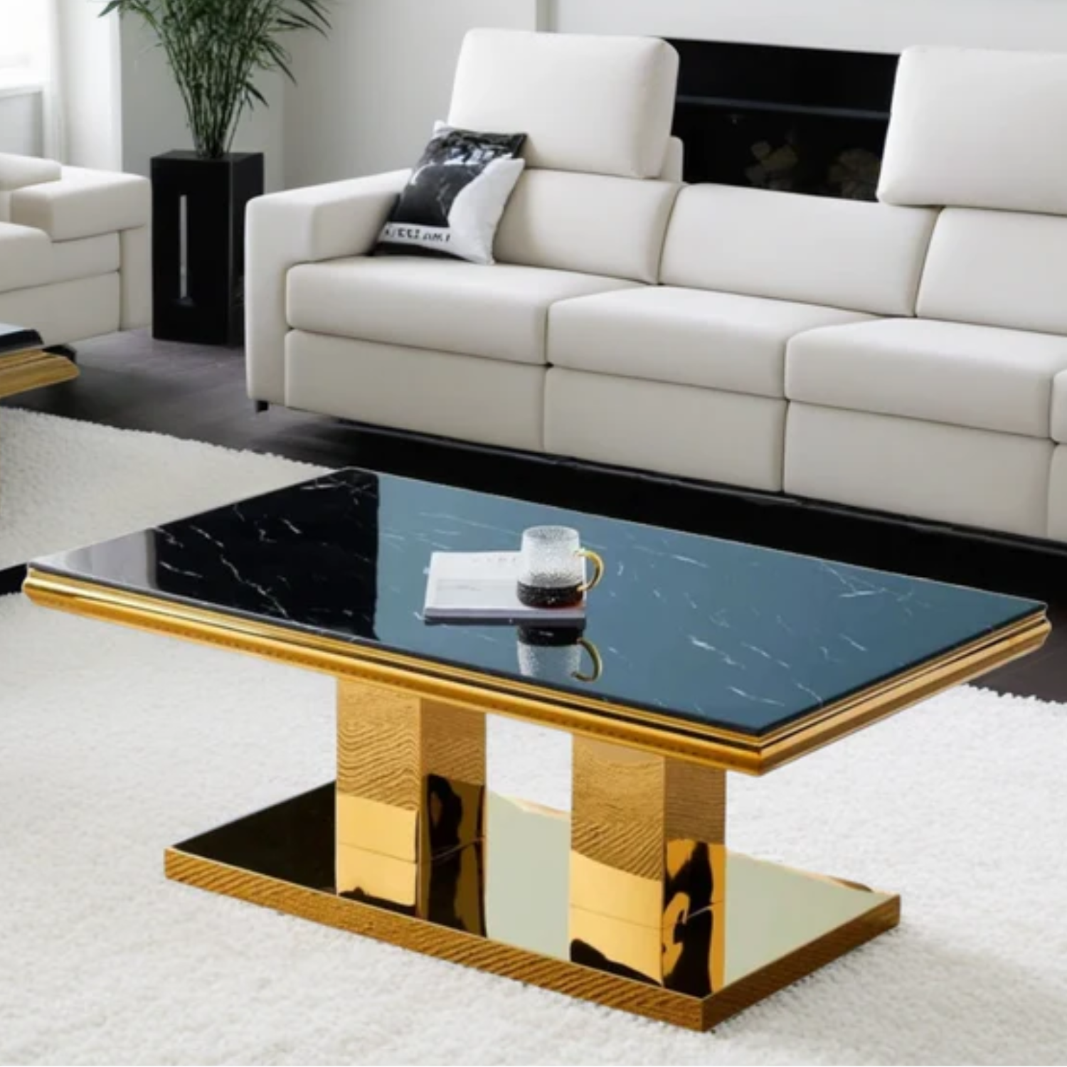 Table basse en marbre et pieds dorés