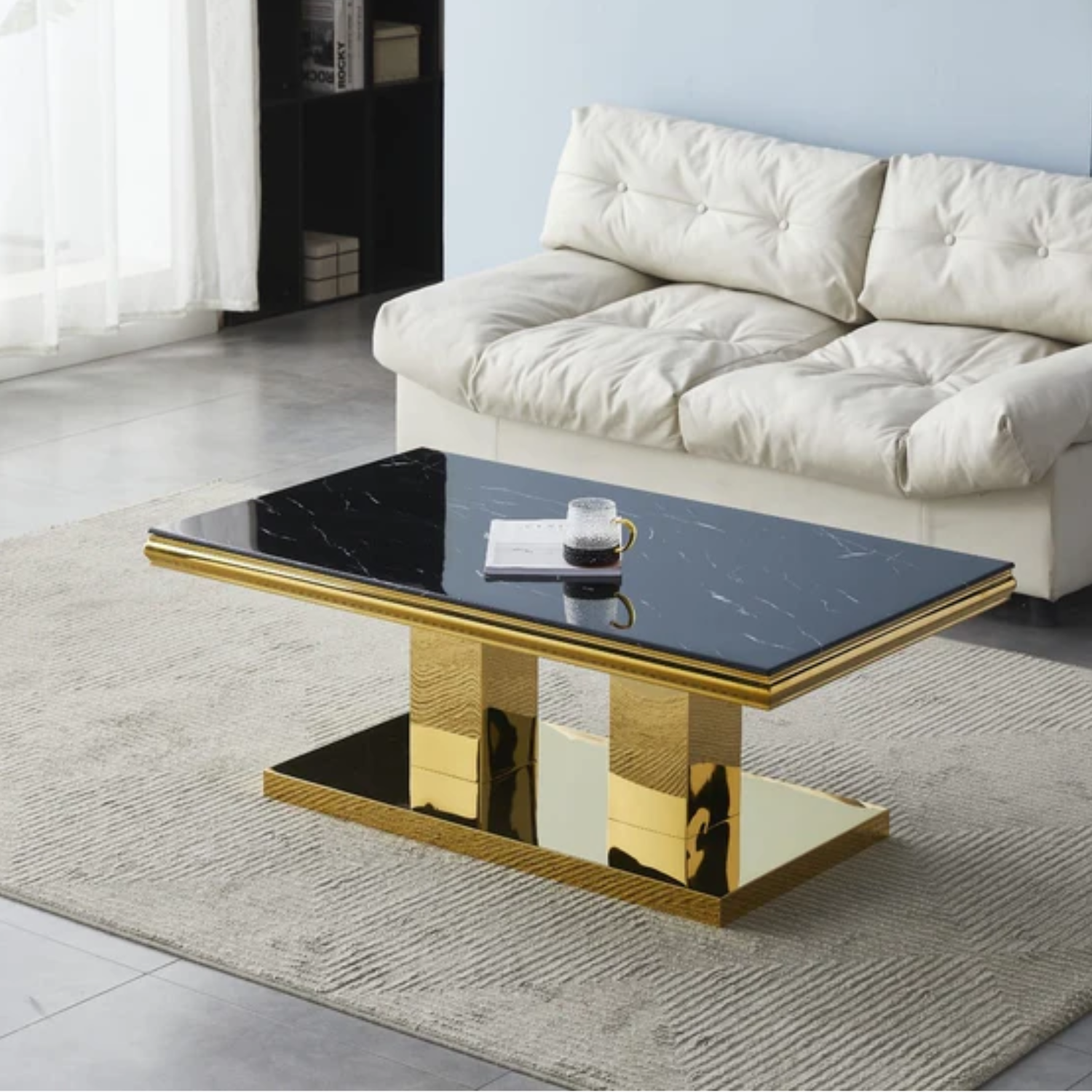 Table basse en marbre et pieds dorés
