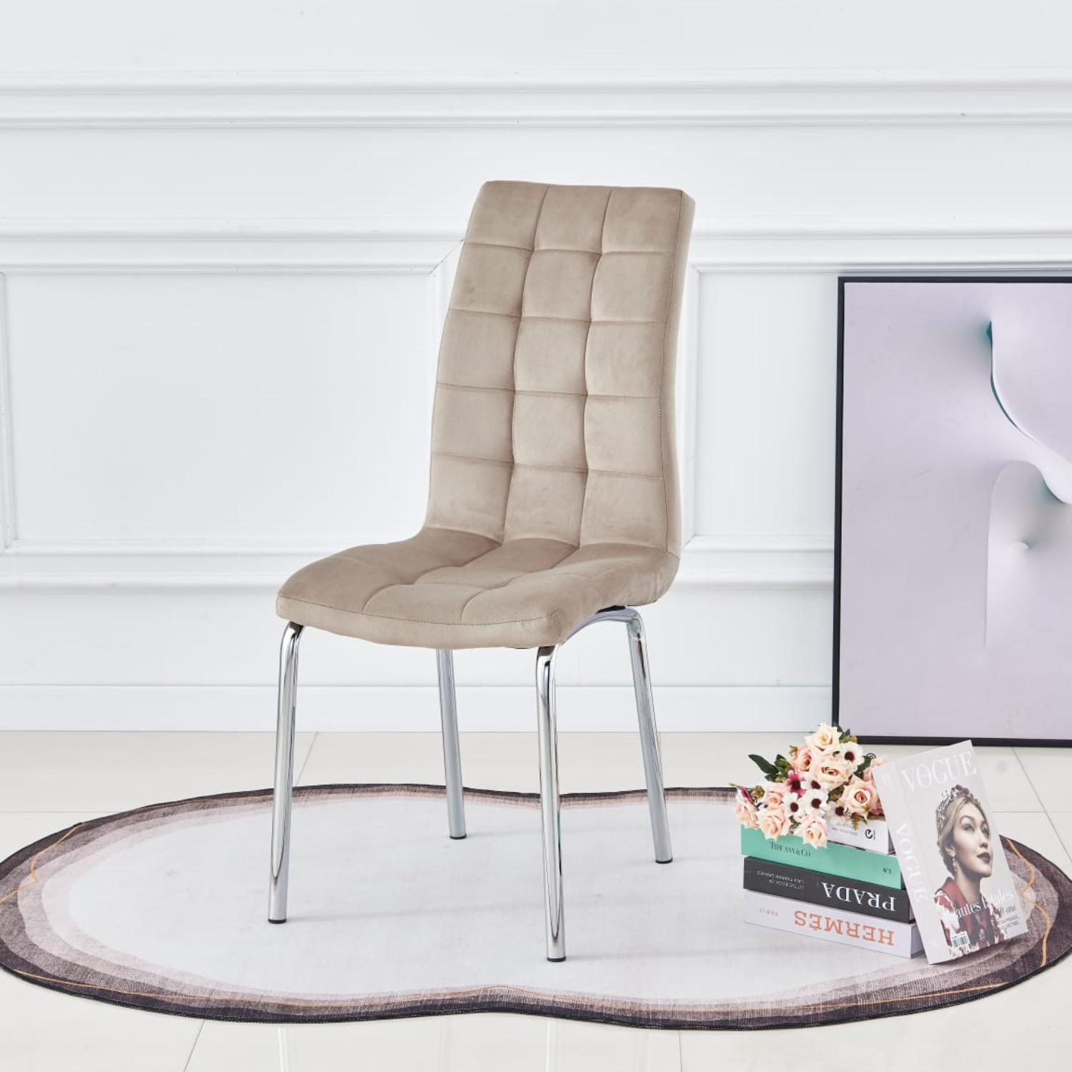 Chaise en velours avec structure métallique argentée