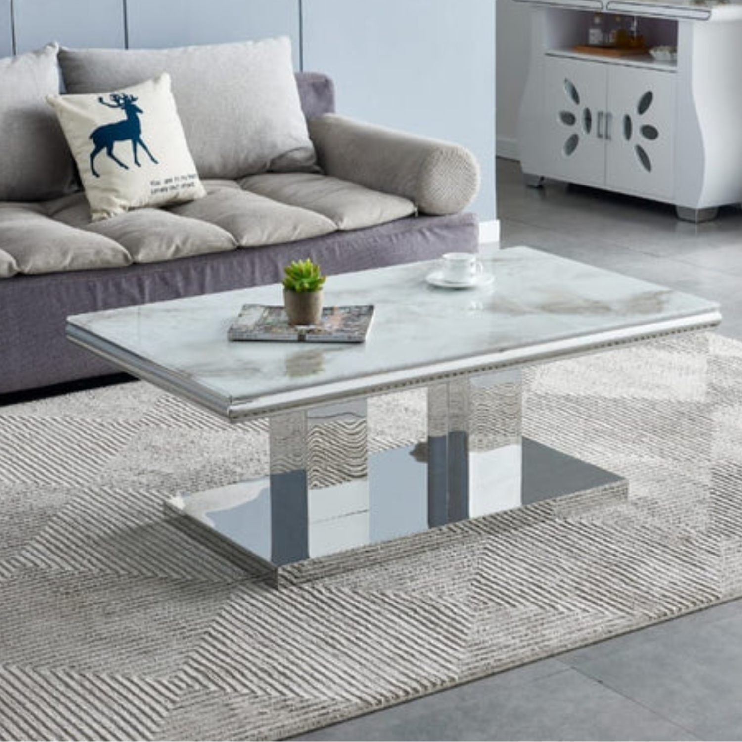 Table basse en marbre et pieds dorés