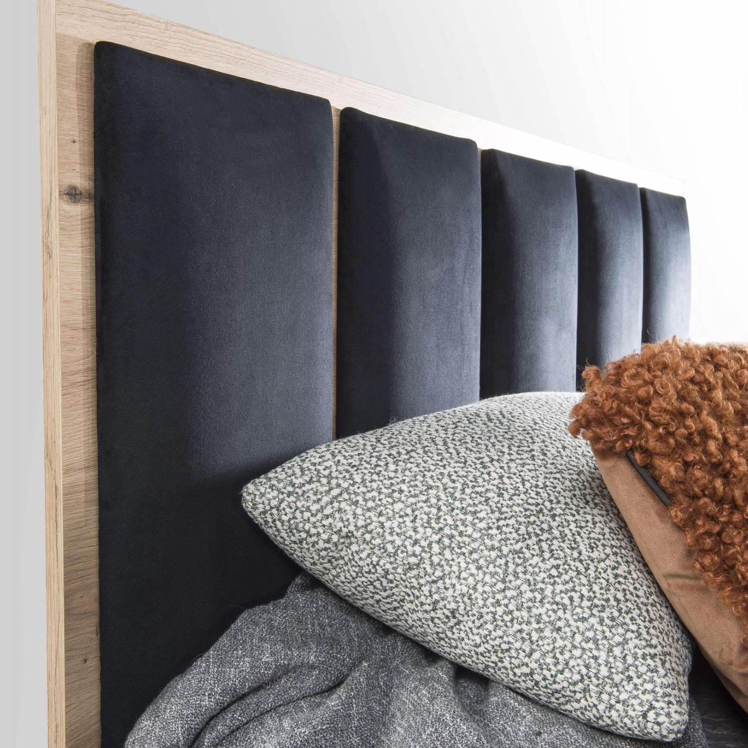 Lit moderne avec tête de lit rembourrée noire et rangement intégré