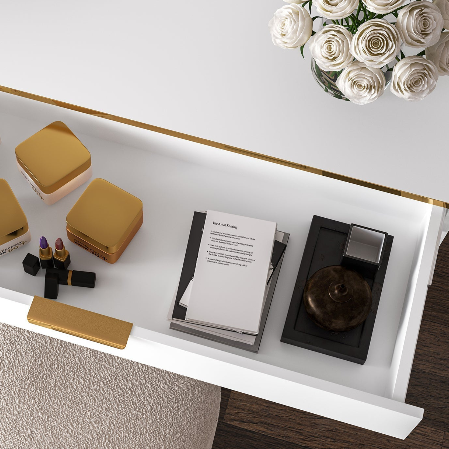 Coiffeuse en bois blanc laqué mat avec structure dorée avec rangement pratique