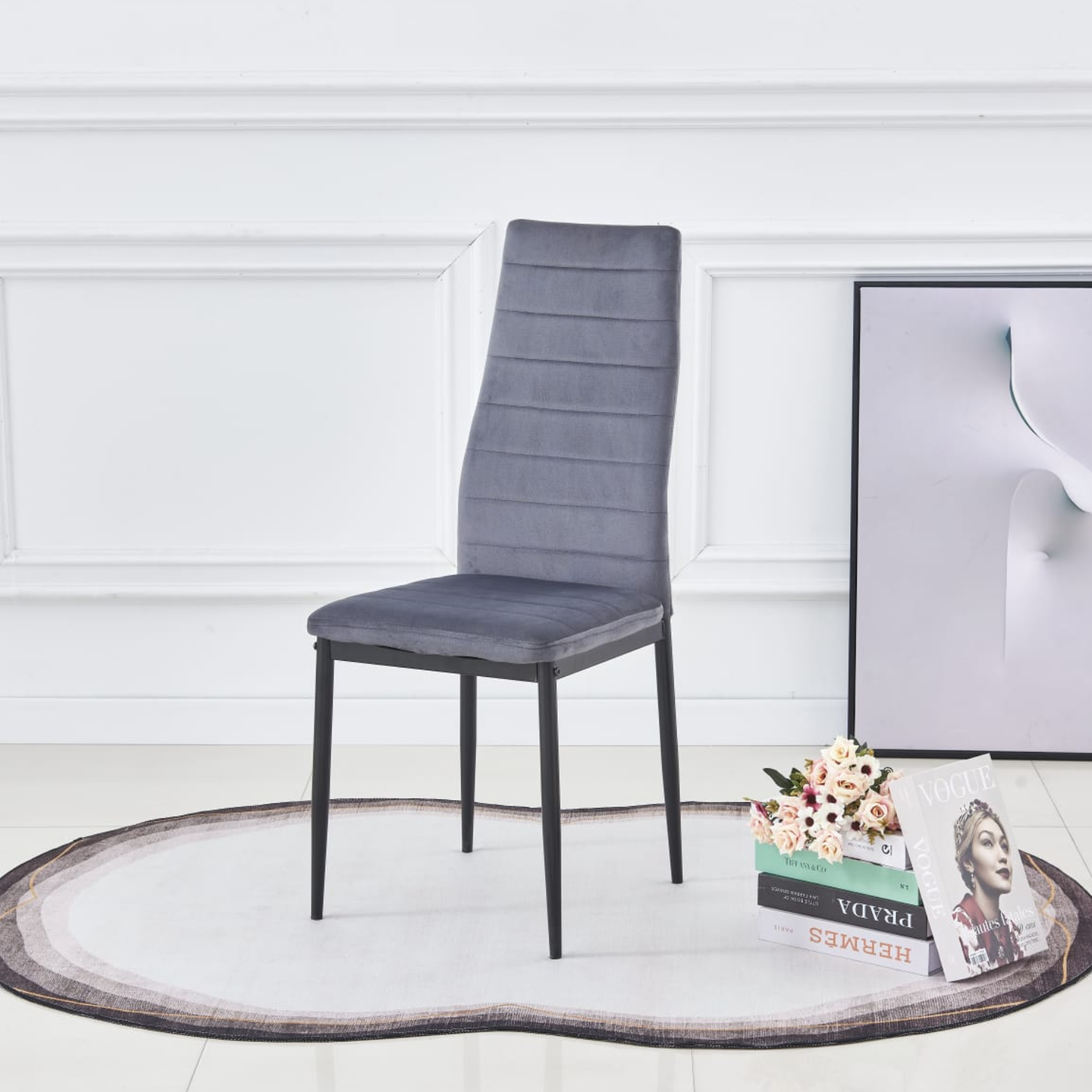 Chaise en velours et pieds en acier inoxydable