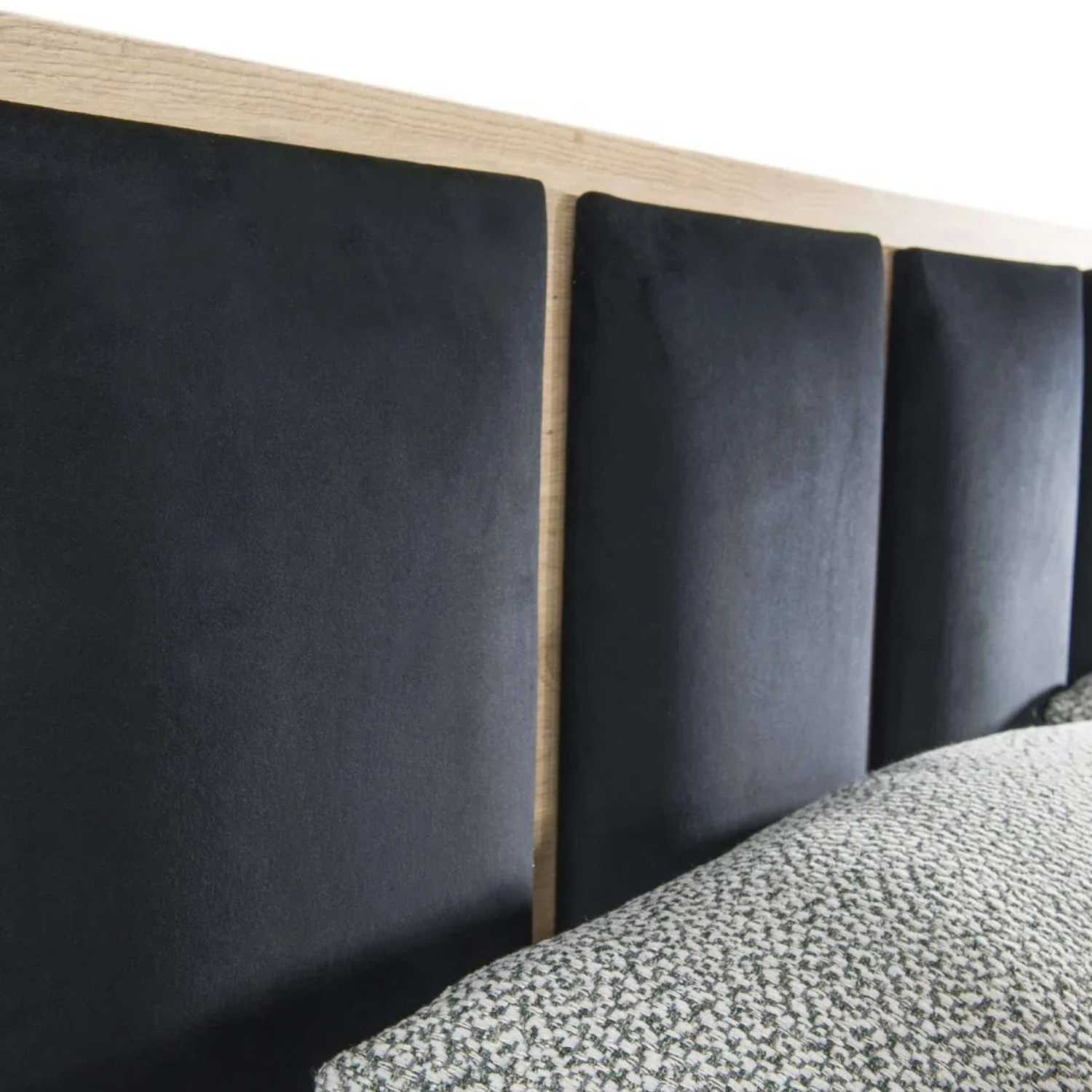 Lit moderne avec tête de lit rembourrée noire et rangement intégré