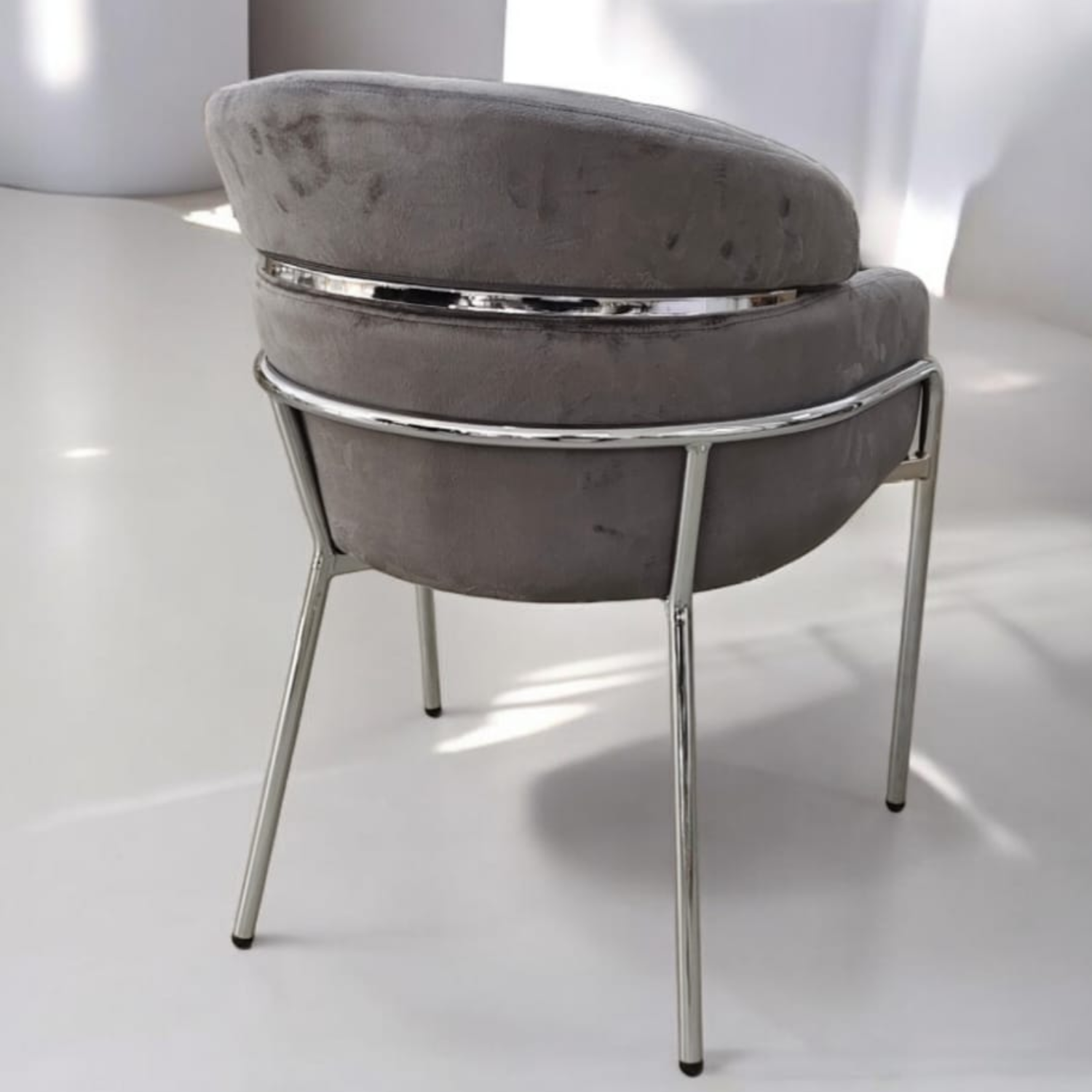 Chaise en Velours – Pieds Métalliques – L.60 x P.55 x H.80 cm