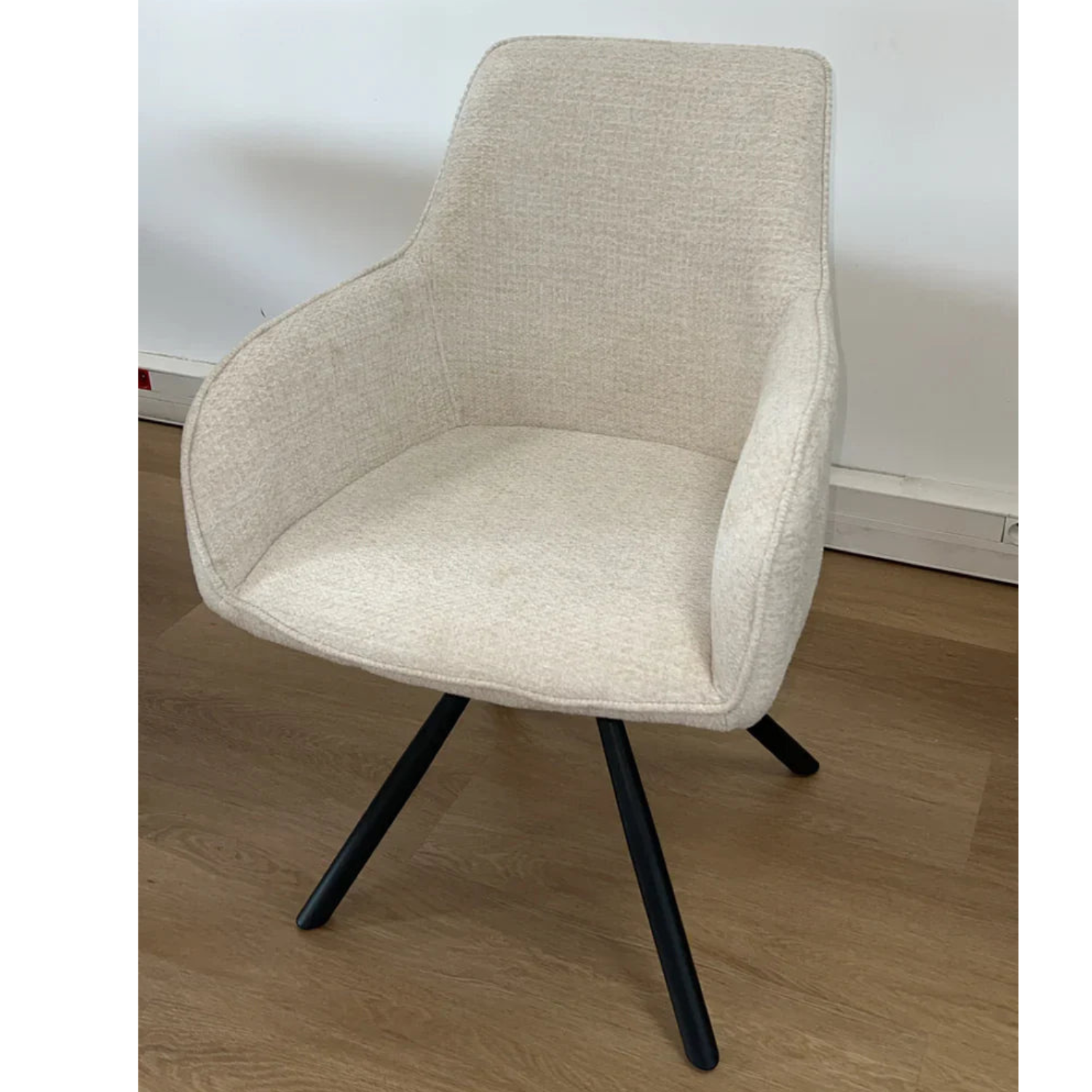 Chaise en tissu taupe, écru ou gris avec pieds métal noir ou doré – Design moderne et confortable