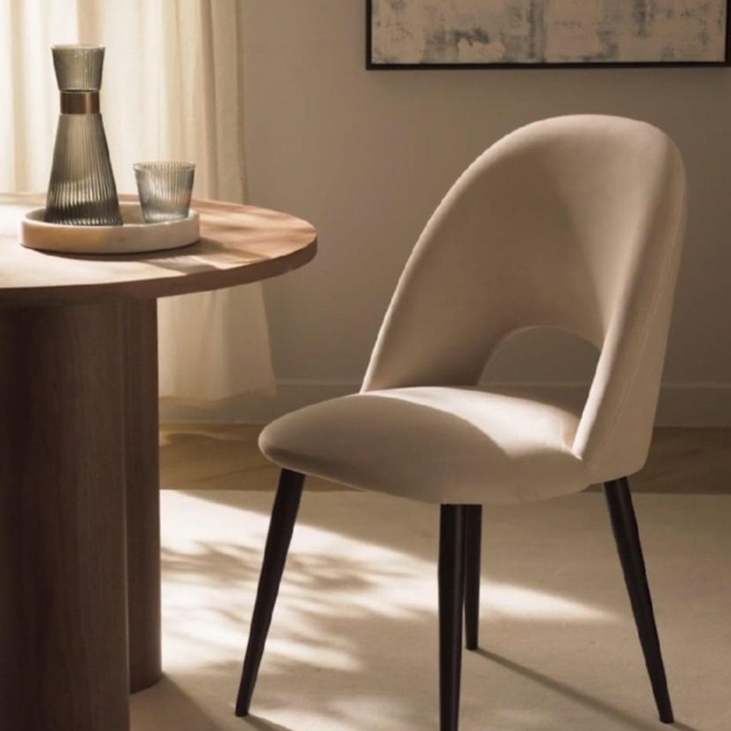 Chaise en velours avec piètement noir ou doré – L 45 cm x P 45 cm x H 90 cm