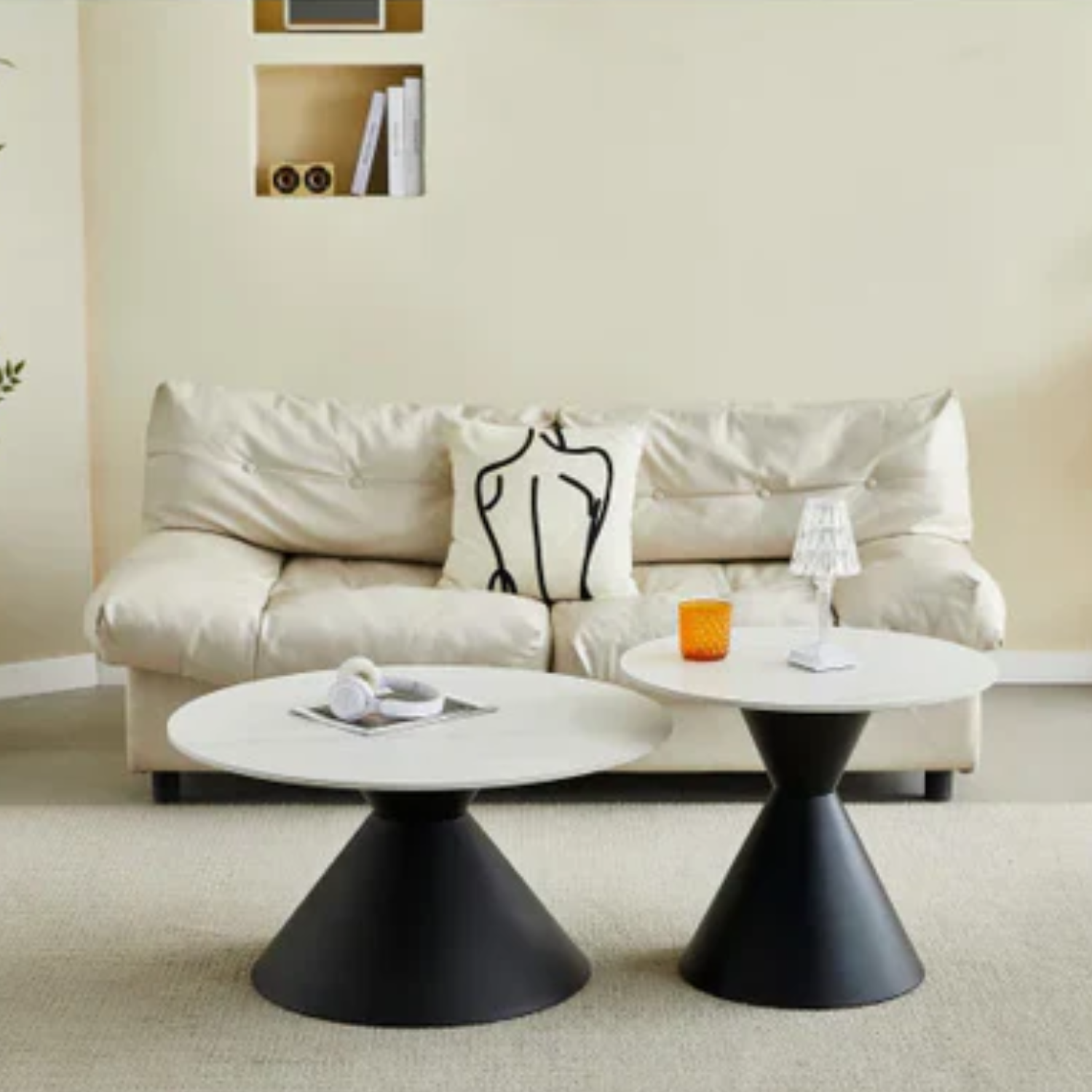 Table basse avec plateau en céramique lisse et résistante, piétement en acier