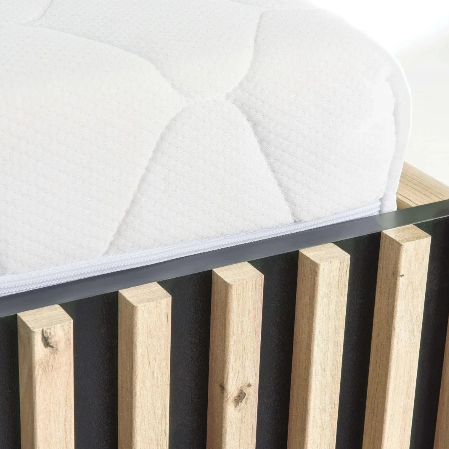 Lit moderne avec tête de lit rembourrée noire et rangement intégré