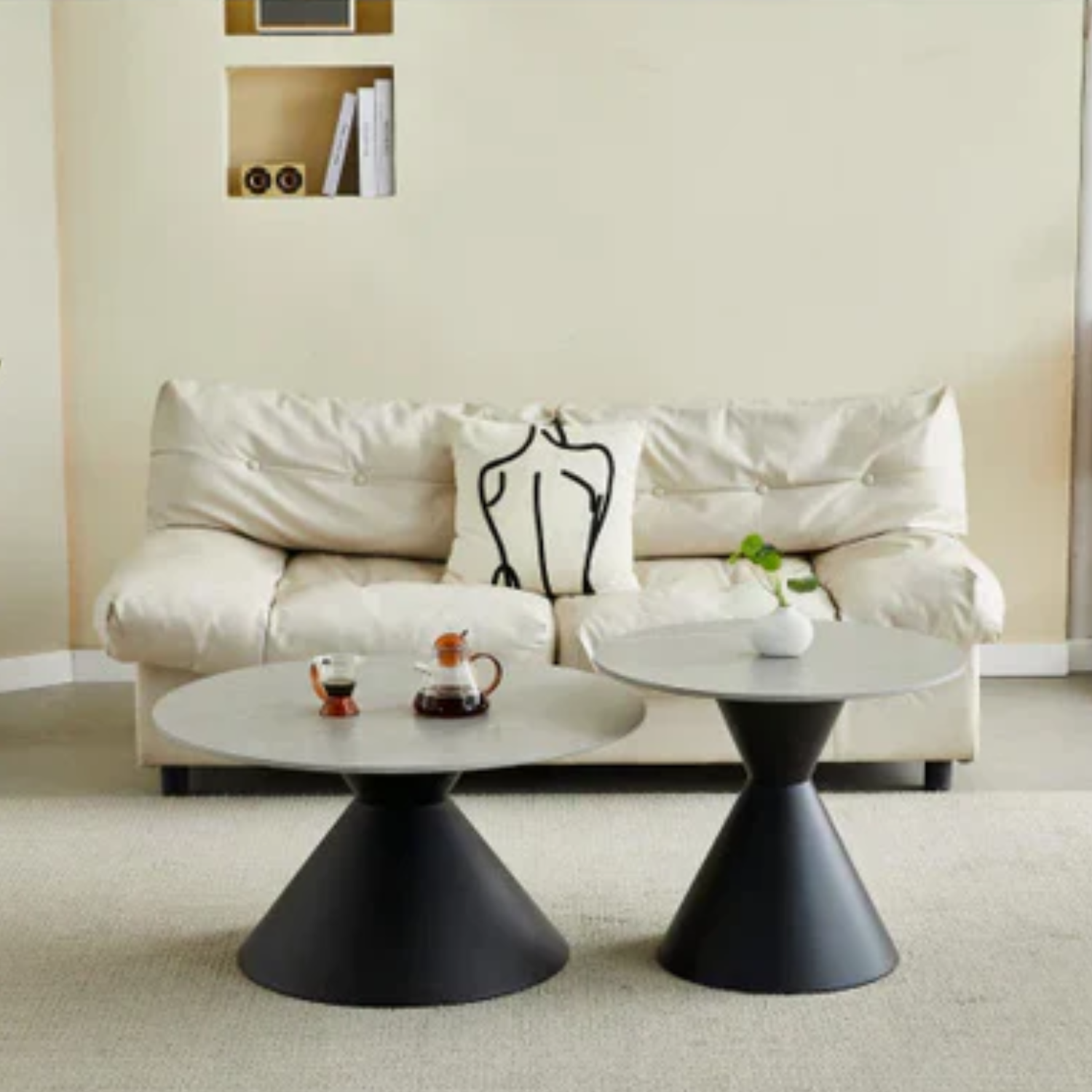 Table basse avec plateau en céramique lisse et résistante, piétement en acier