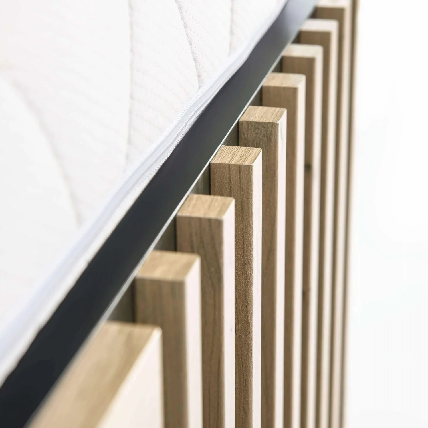 Lit moderne avec tête de lit rembourrée noire et rangement intégré