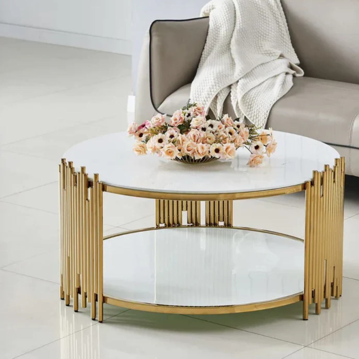Table basse plateau couleur blanc pieds pieds dorés en acier inoxydable