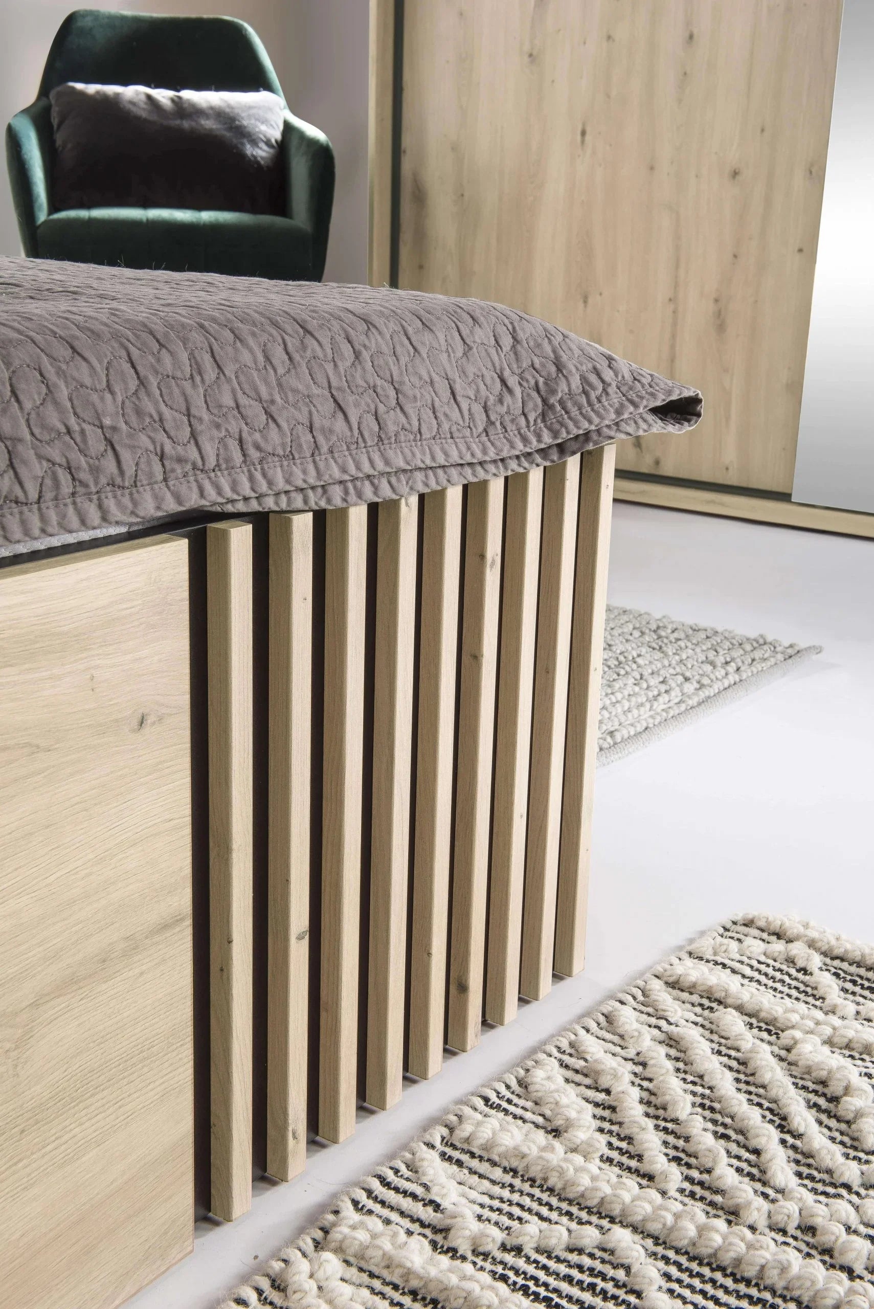 Lit moderne avec tête de lit rembourrée et rangement intégré - Decora Home
