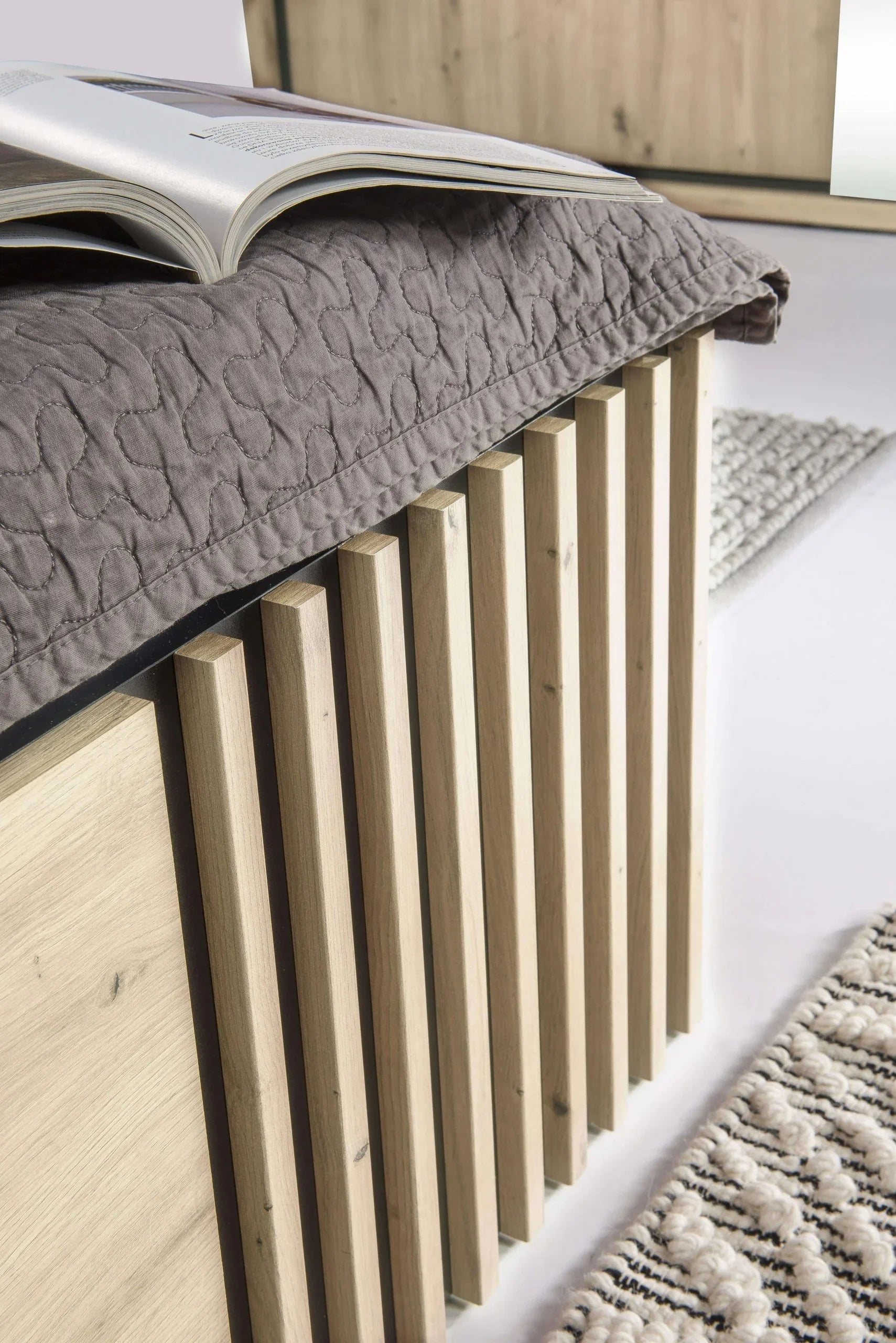 Lit moderne avec tête de lit rembourrée et rangement intégré - Decora Home
