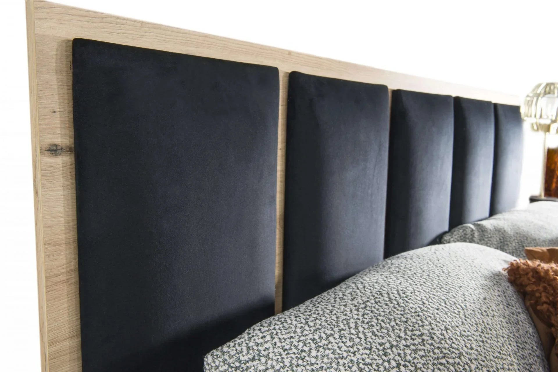 Lit moderne avec tête de lit rembourrée et rangement intégré - Decora Home