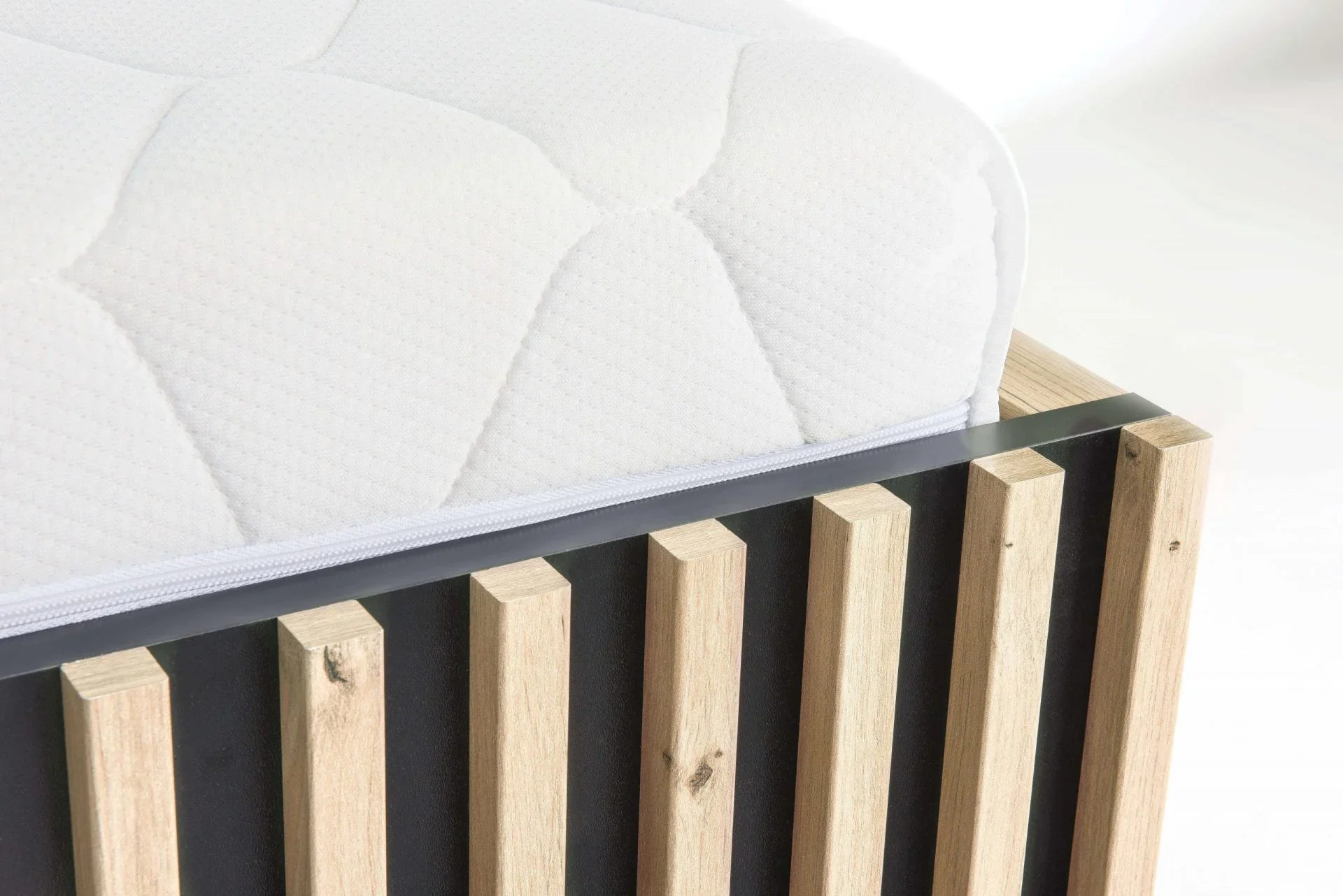 Lit moderne avec tête de lit rembourrée et rangement intégré - Decora Home