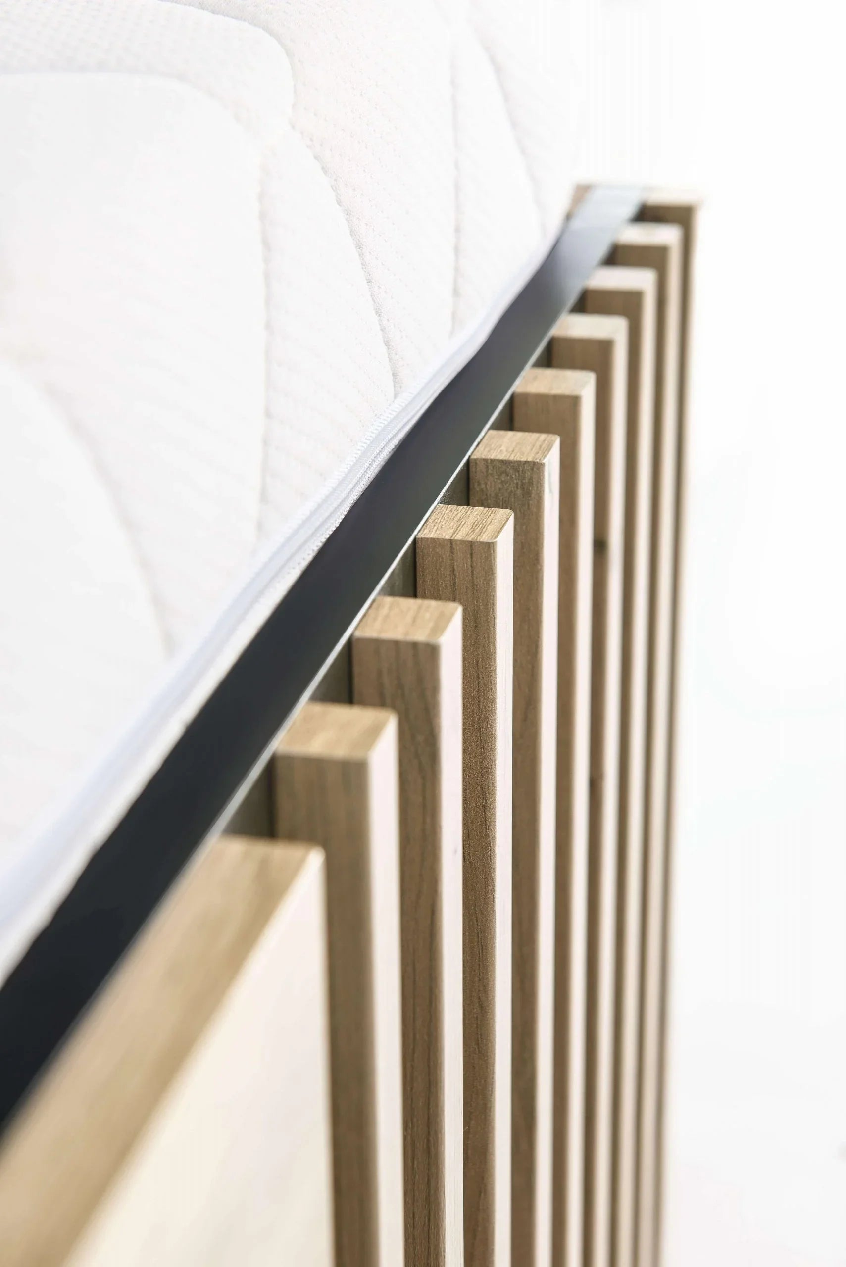 Lit moderne avec tête de lit rembourrée et rangement intégré - Decora Home