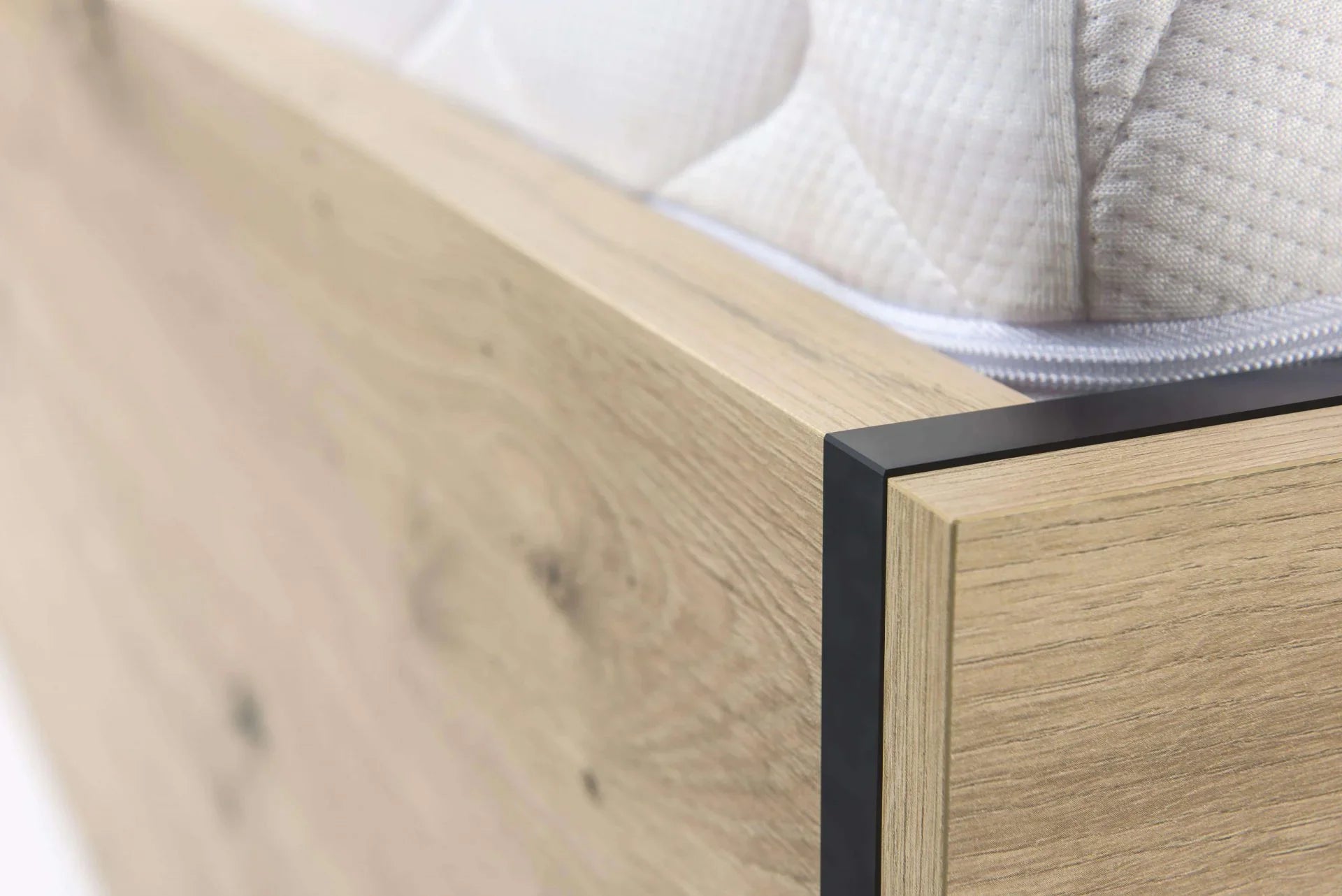 Lit moderne avec tête de lit rembourrée et rangement intégré - Decora Home