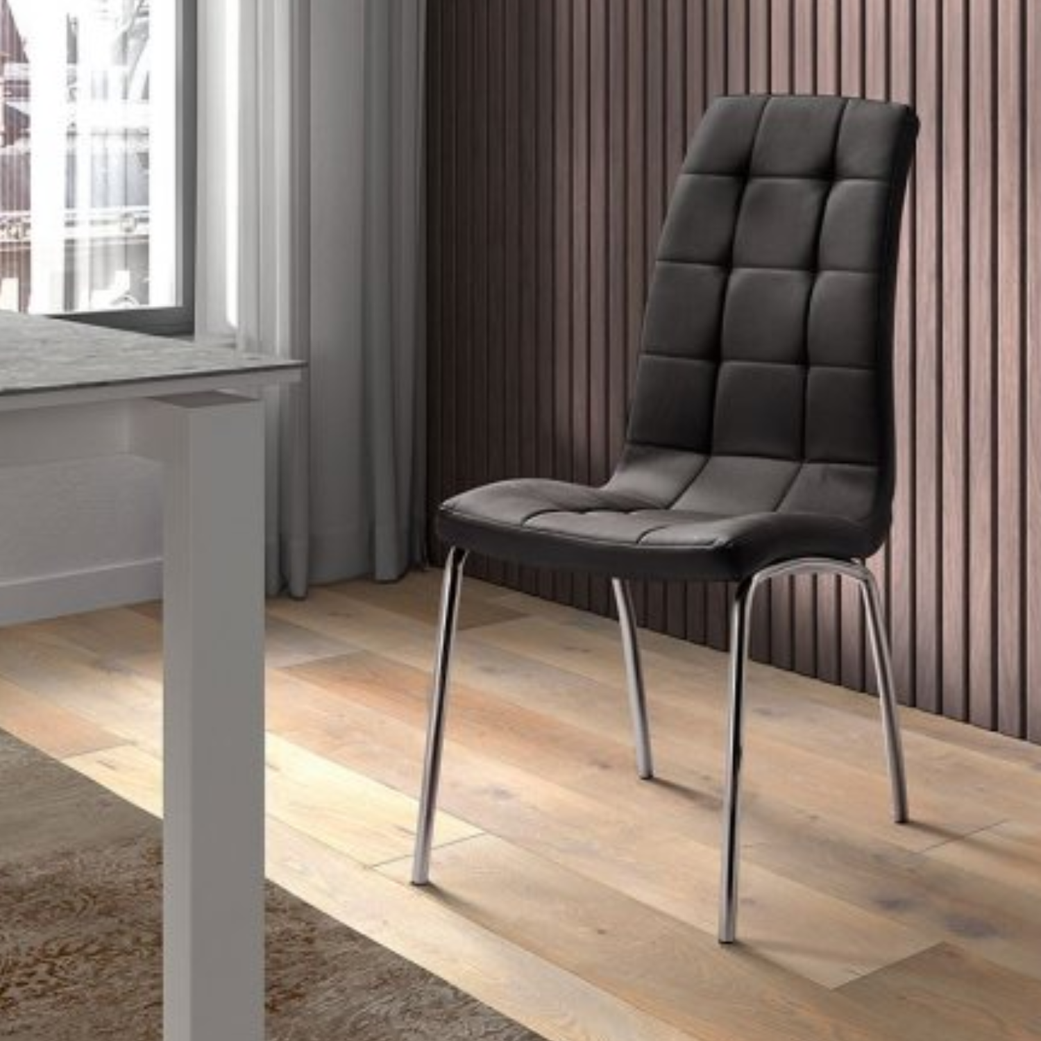 Chaise en velours avec structure métallique argentée
