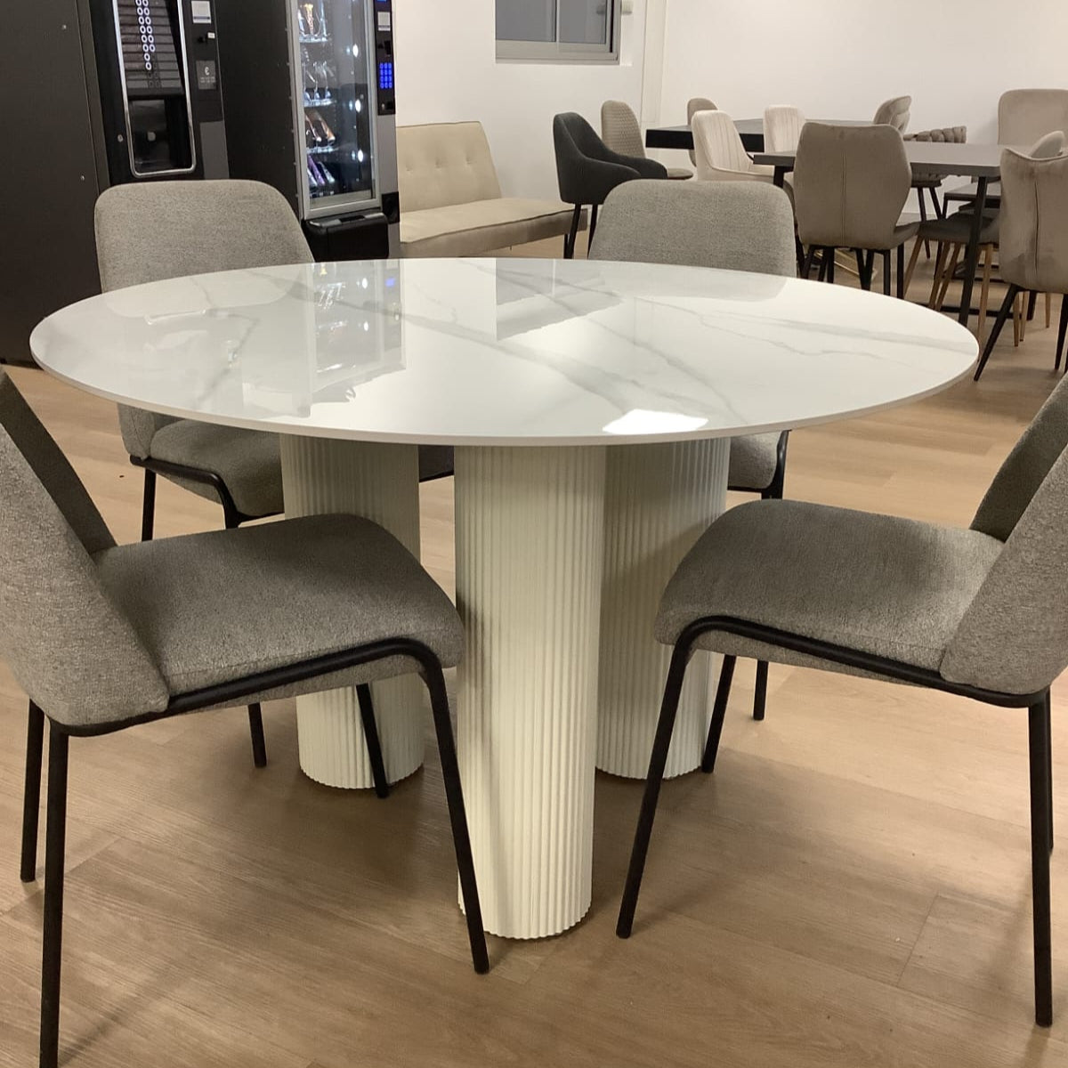 Table Repas Pieds Beige ou noir avec Plateau Céramique Effet Marbre - Decora Home