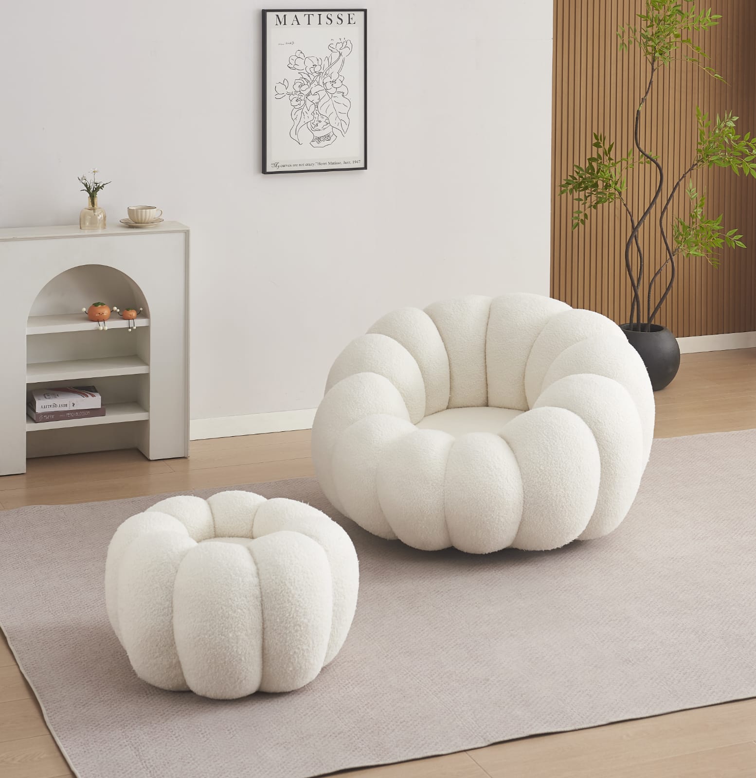 Fauteuil pivotant en tissu doudou beige avec pouf repose-pied – Confort et design cocooning - Decora Home