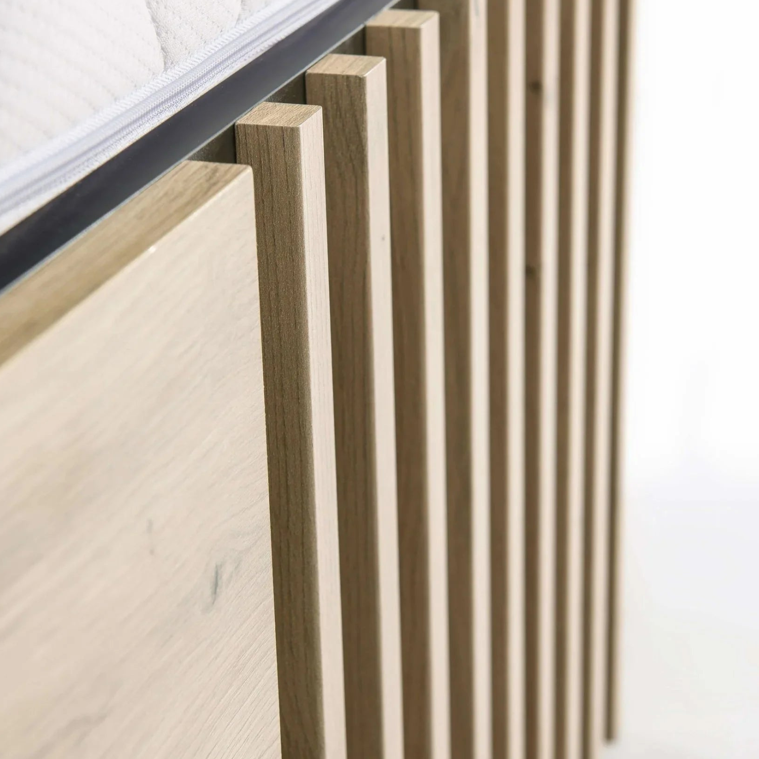 Lit moderne avec tête de lit rembourrée noire et rangement intégré