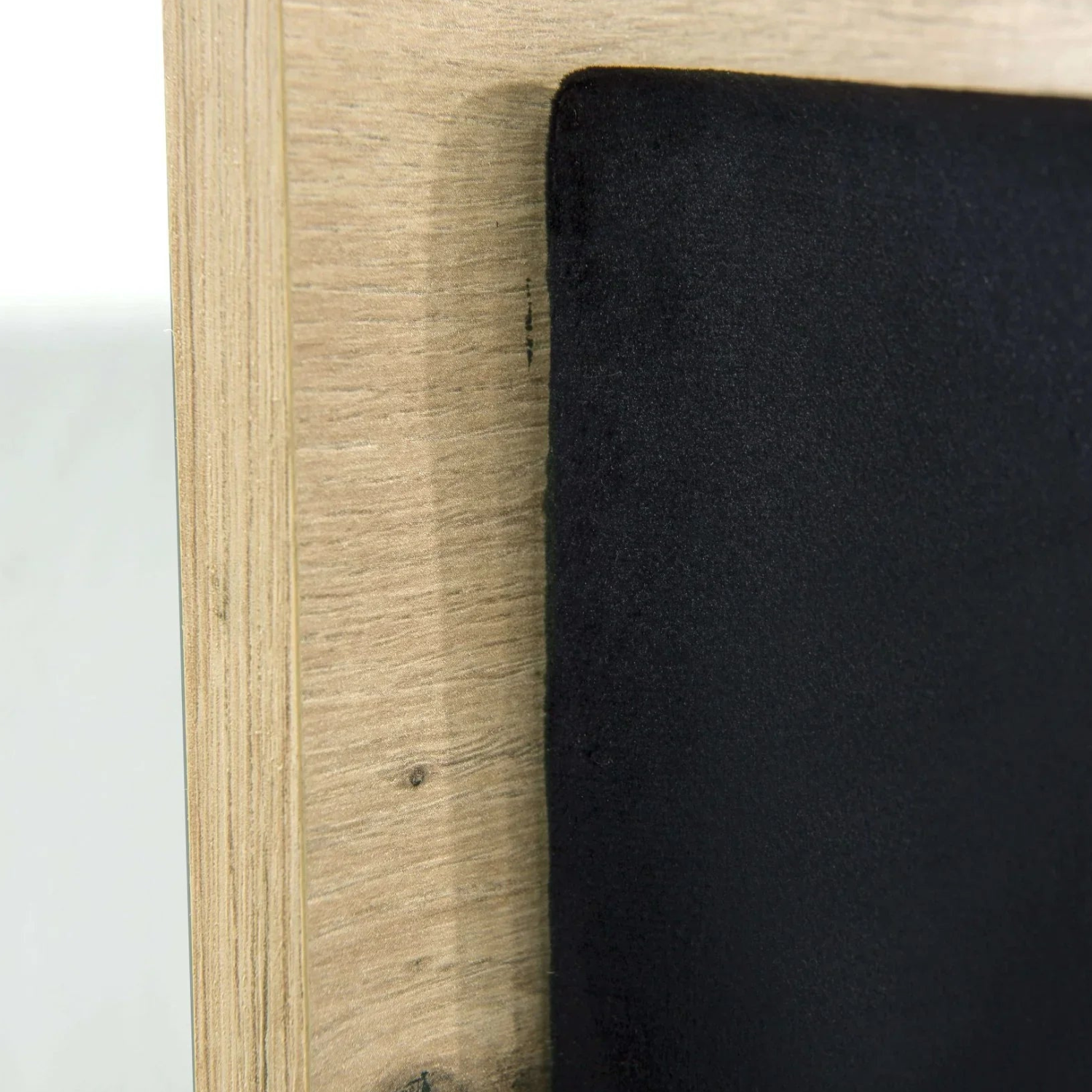 Lit moderne avec tête de lit rembourrée noire et rangement intégré