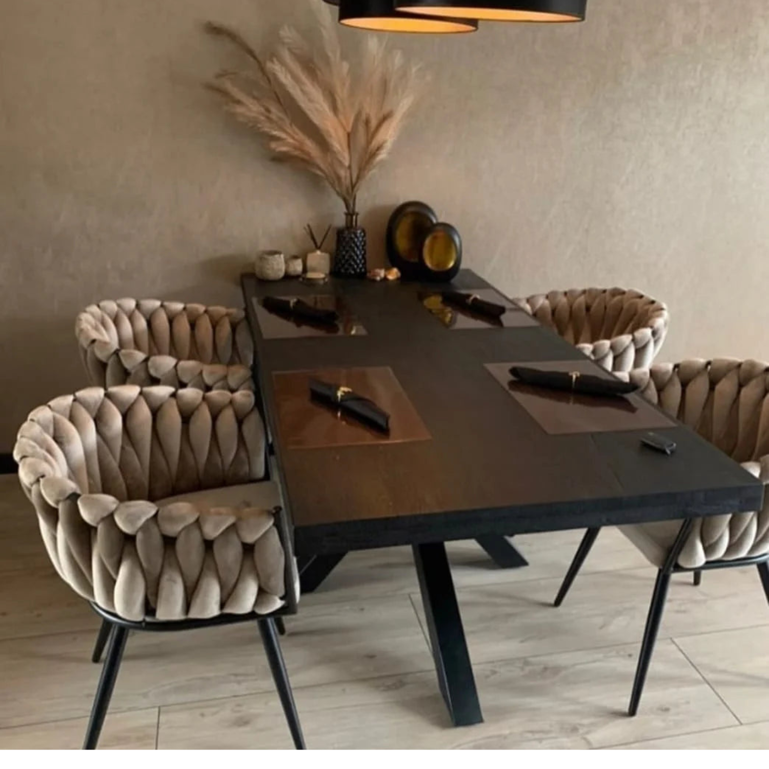 Chaise avec accoudoirs en velours et pieds métal noir
