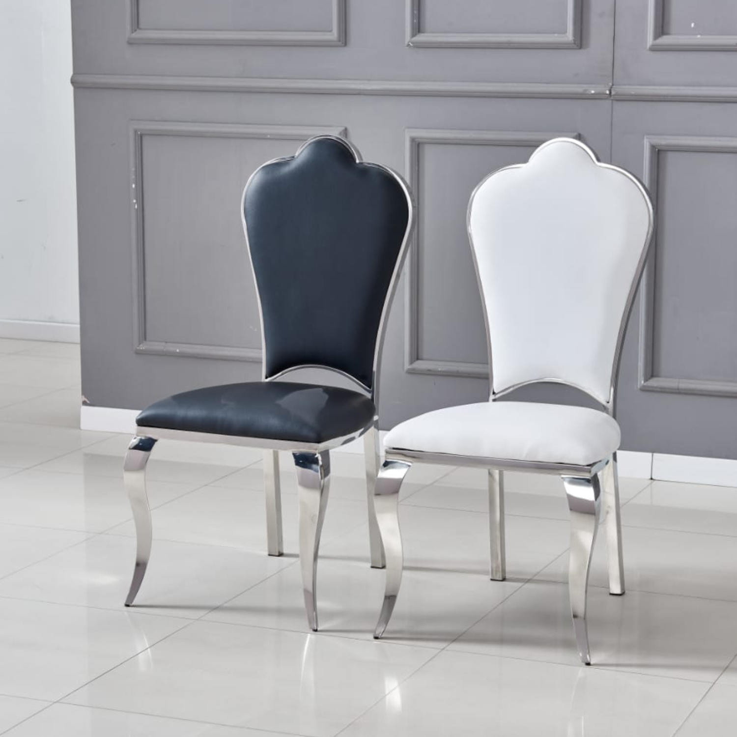 Chaise Gold avec  Assise simili-cuir et  Piètement acier inoxydable doré ou argenté