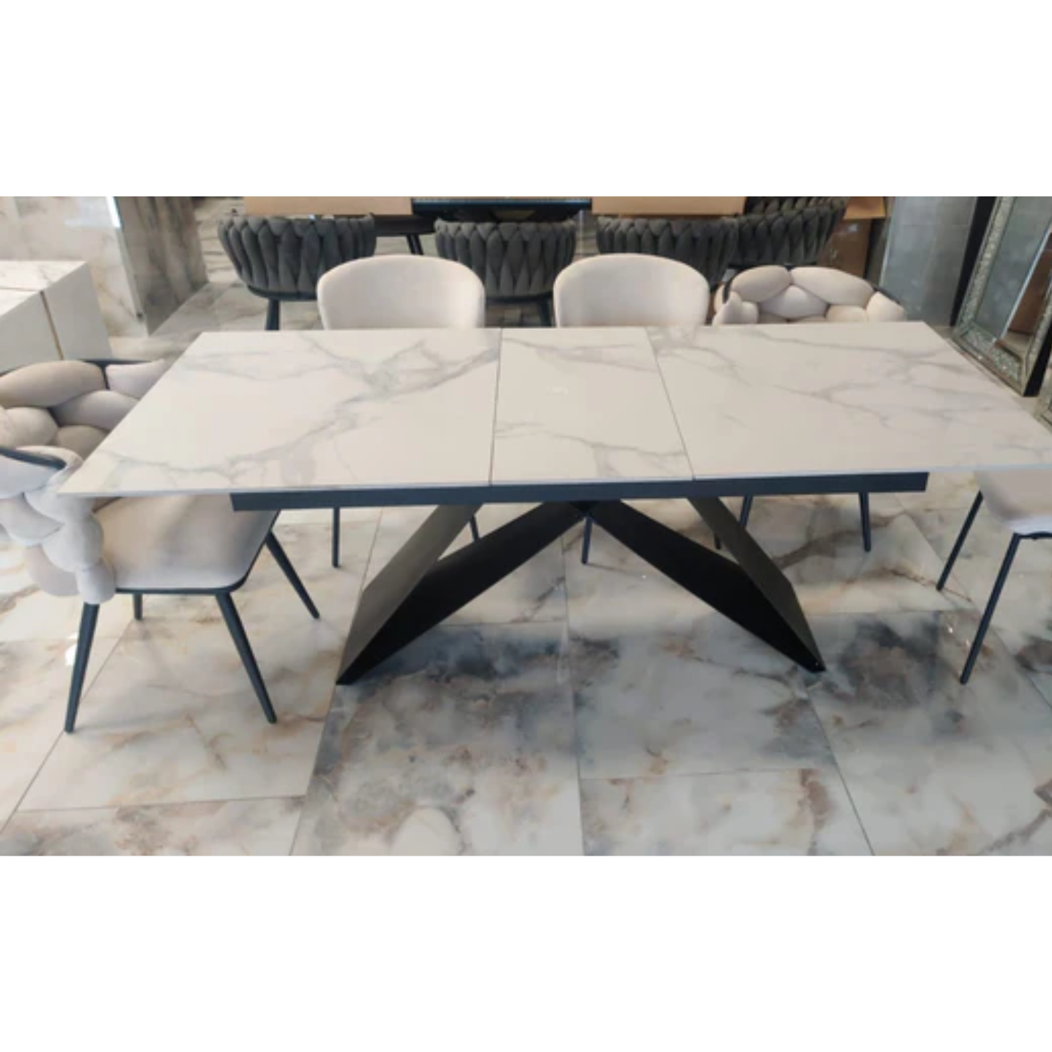 Table à manger extensible avec plateau en céramique effet marbre blanc et pieds en métal noir