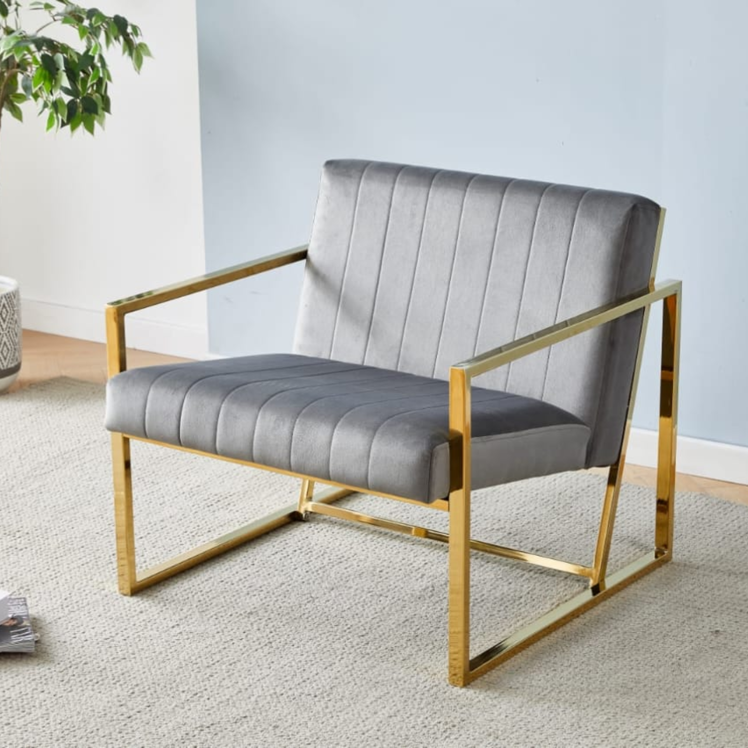 fauteuil en velours gris – Piètement doré – L.76 x P.73 x H.70 cm