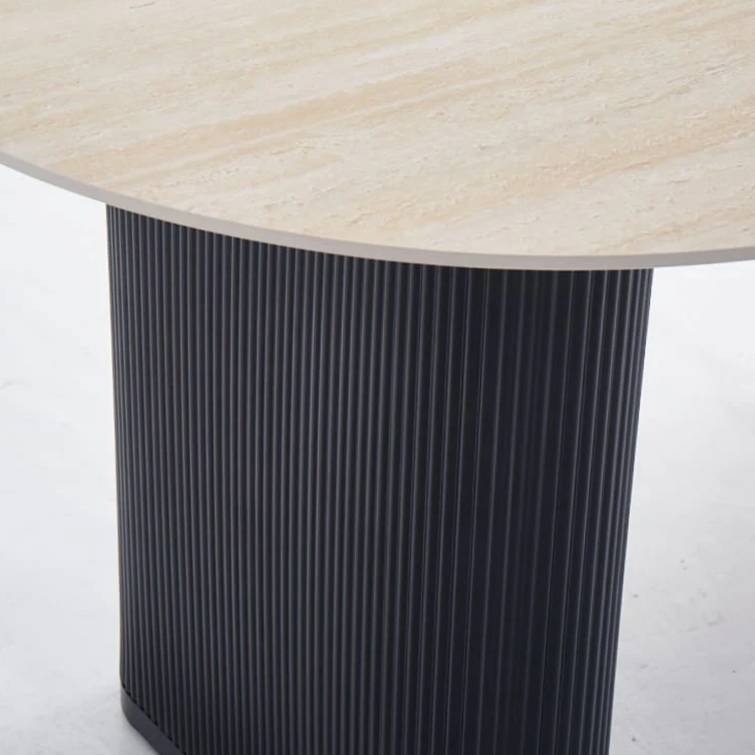 Table à manger avec plateau en céramique effet marbre blanc ou travertin mat, piètement en métal noir – 180 x 90 cm