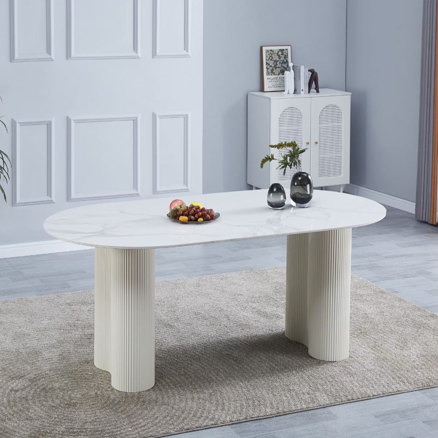 Table à Manger – Plateau Céramique Effet Marbre Blanc, Pieds Beige, Design Moderne et Élégant