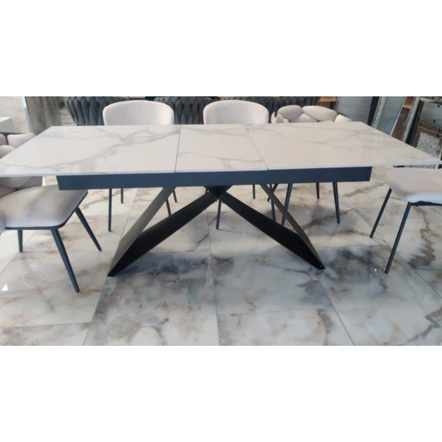 Table à manger extensible avec plateau en céramique effet marbre blanc et pieds en métal noir