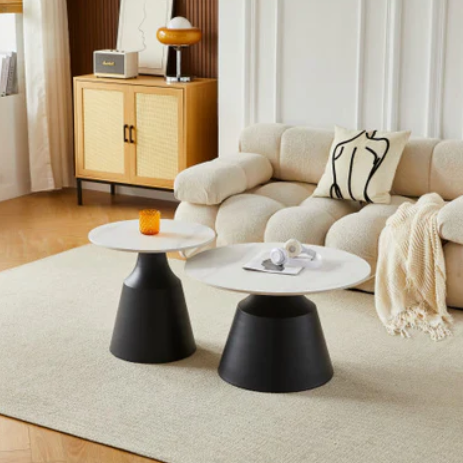 Table basse avec plateau en céramique et piétement en acier