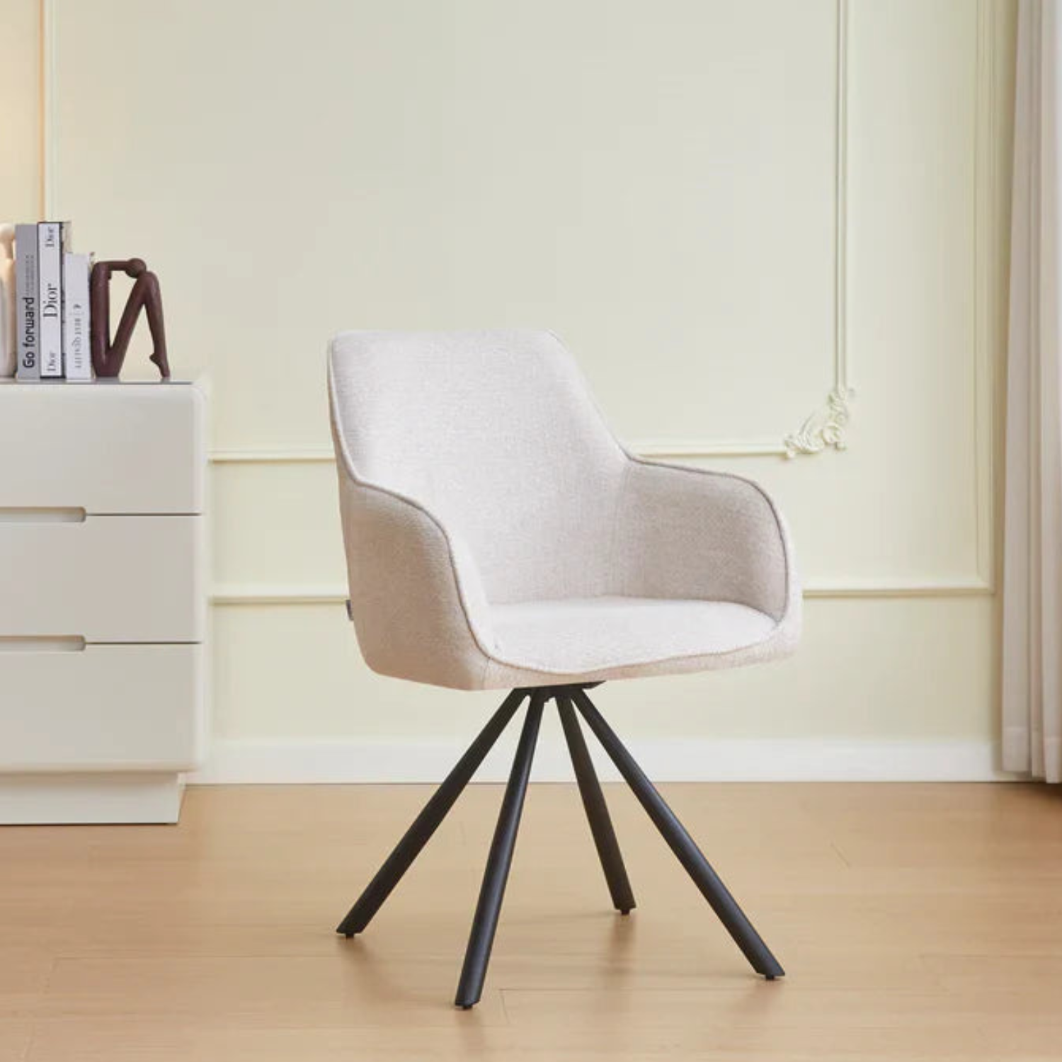 Chaise en tissu taupe, écru ou gris avec pieds métal noir ou doré – Design moderne et confortable