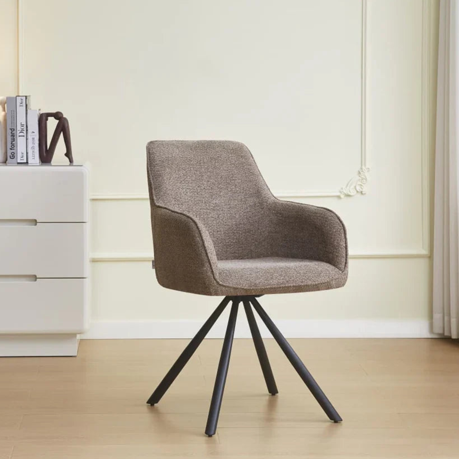 Chaise en tissu taupe, écru ou gris avec pieds métal noir ou doré – Design moderne et confortable