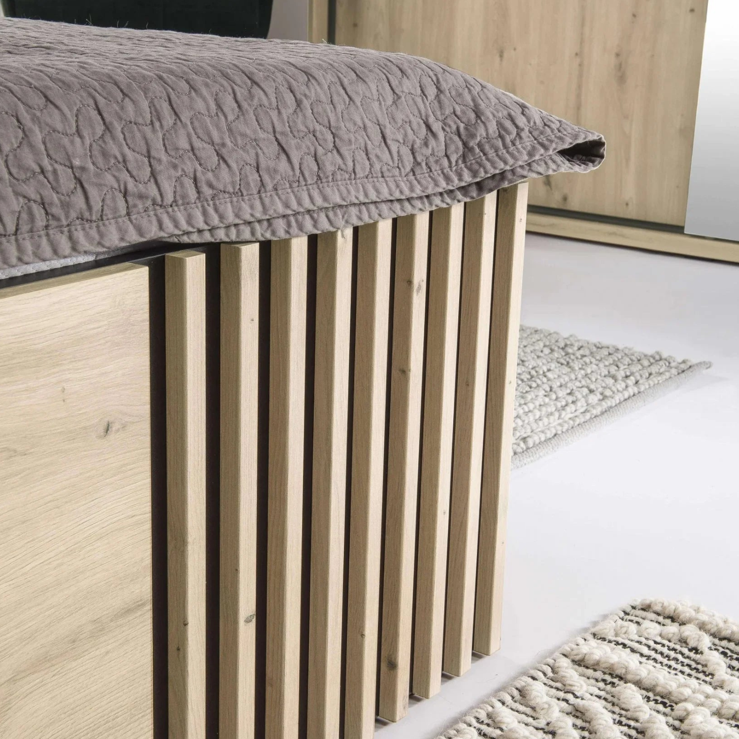 Lit moderne avec tête de lit rembourrée noire et rangement intégré