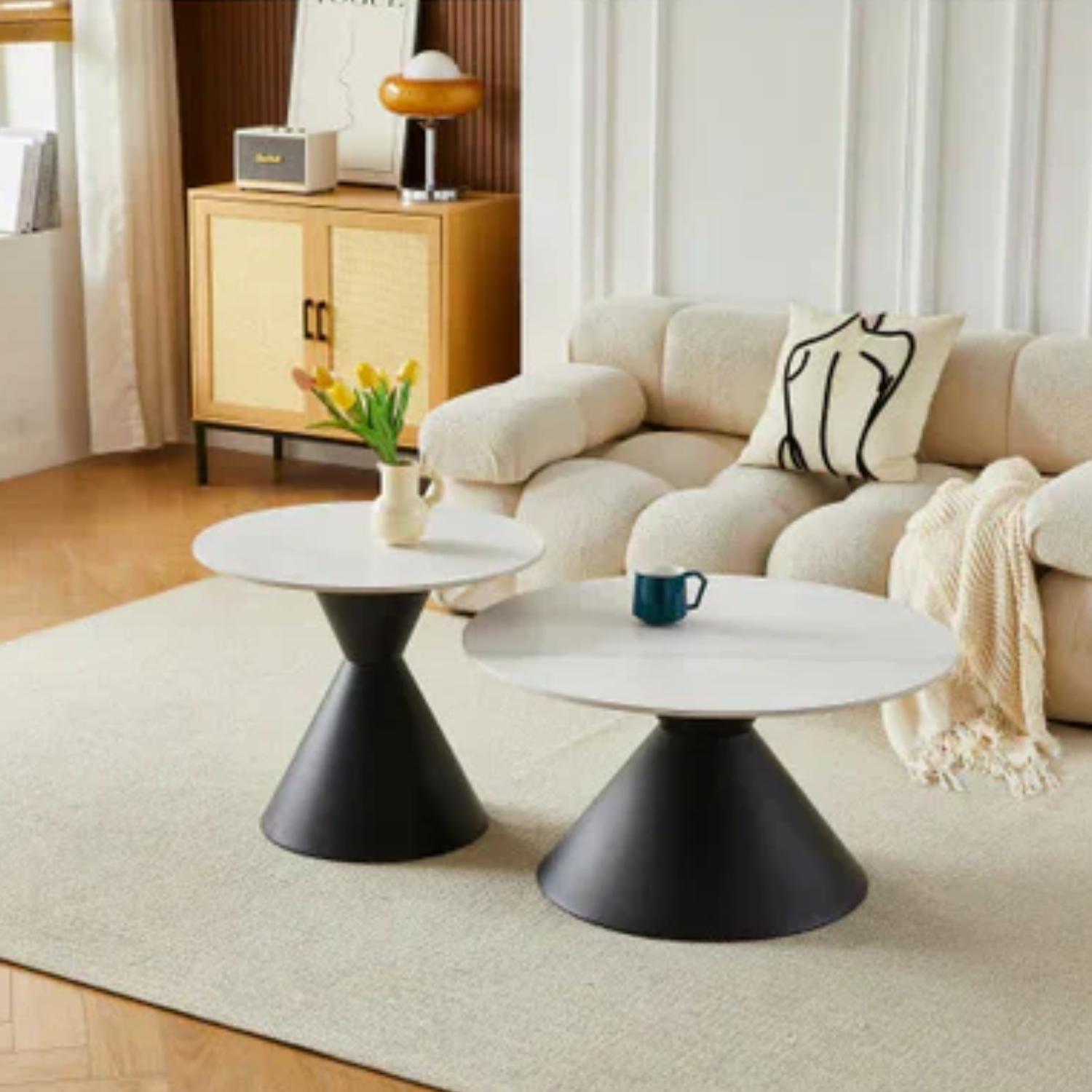 Table basse avec plateau en céramique lisse et résistante, piétement en acier