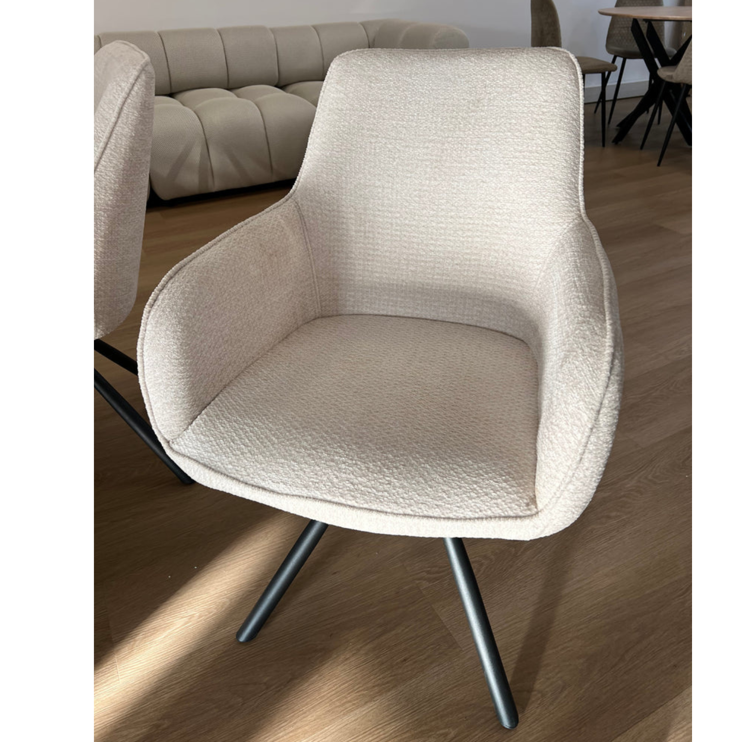 Chaise en tissu taupe, écru ou gris avec pieds métal noir ou doré – Design moderne et confortable