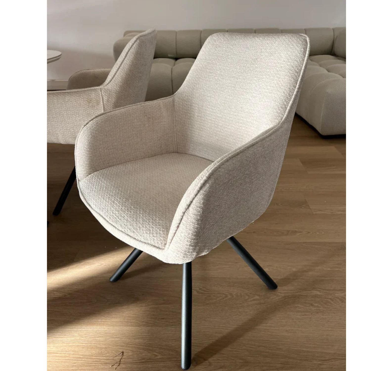 Chaise en tissu taupe, écru ou gris avec pieds métal noir ou doré – Design moderne et confortable