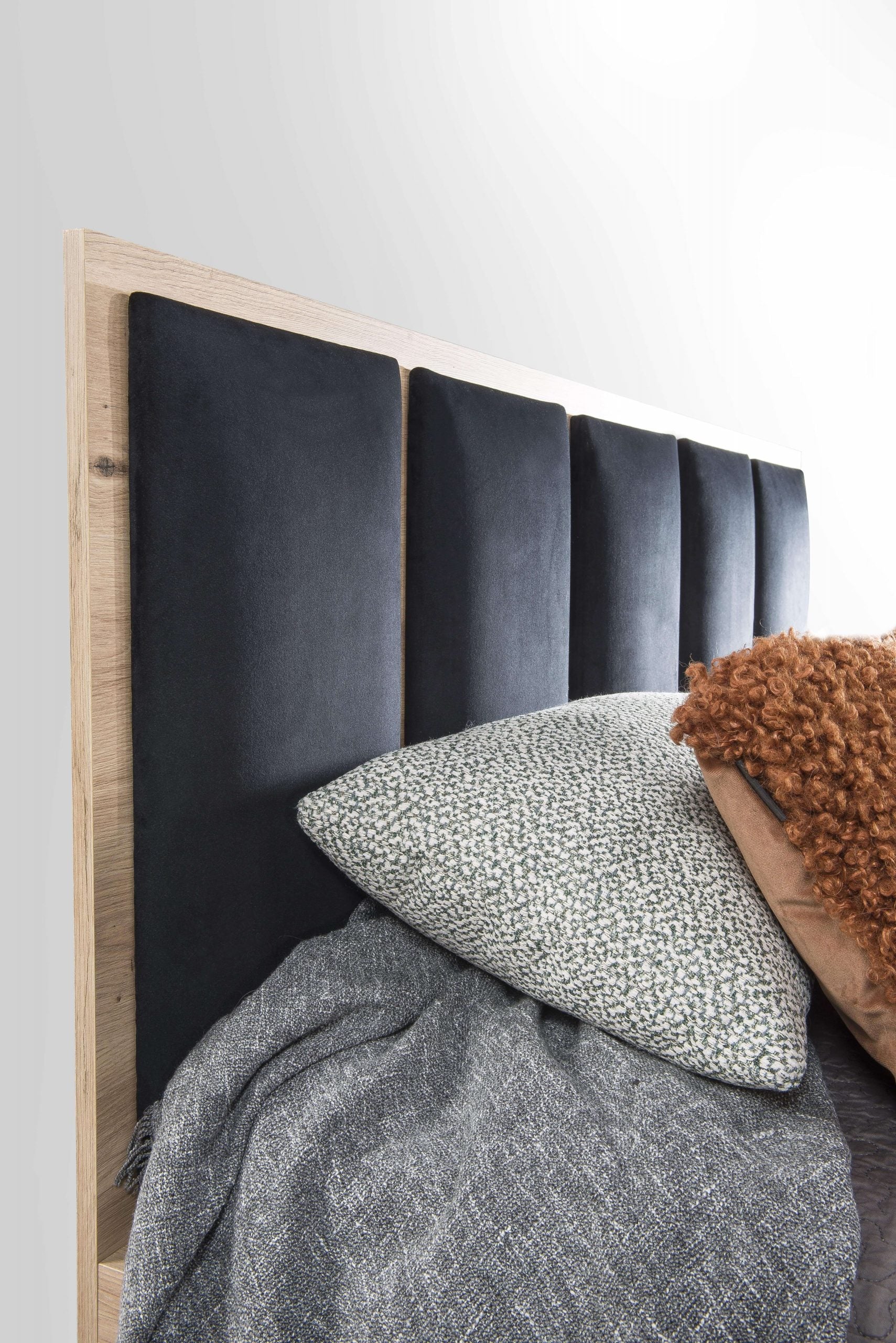 Lit moderne avec tête de lit rembourrée et rangement intégré - Decora Home