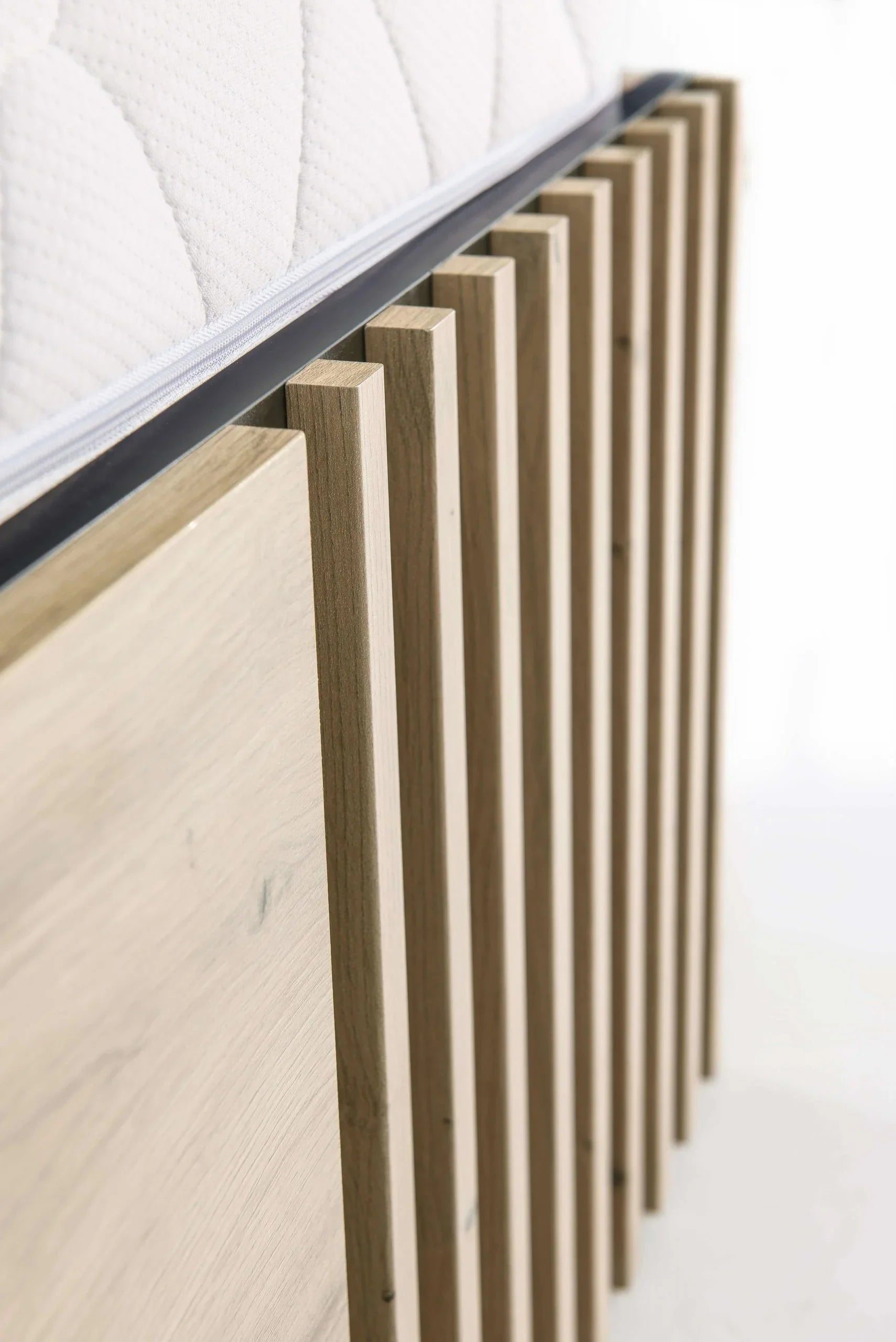 Lit moderne avec tête de lit rembourrée et rangement intégré - Decora Home