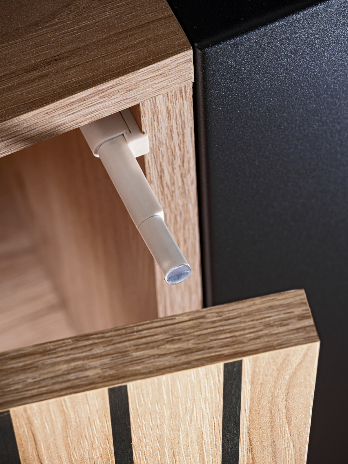Meuble TV LIAM HJZ LM RTV-K — détail finition et rangement